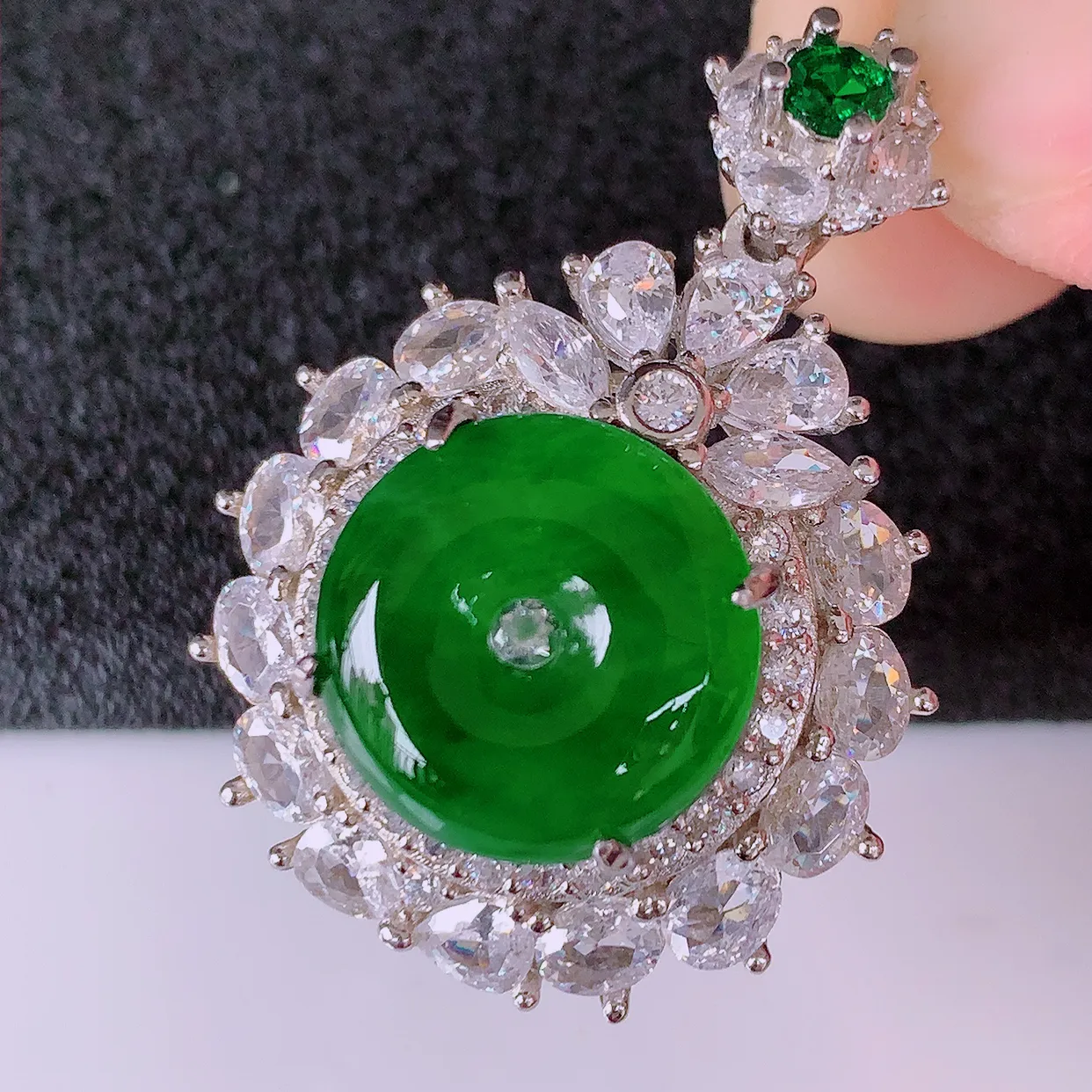 冰透满绿翡翠925银镶嵌平安扣吊坠，自然光实拍，翠色灵动，颜色漂亮，种老水足，品相佳，佩戴佳品！#97.20整体33*24.5-10裸石13.2-13.2