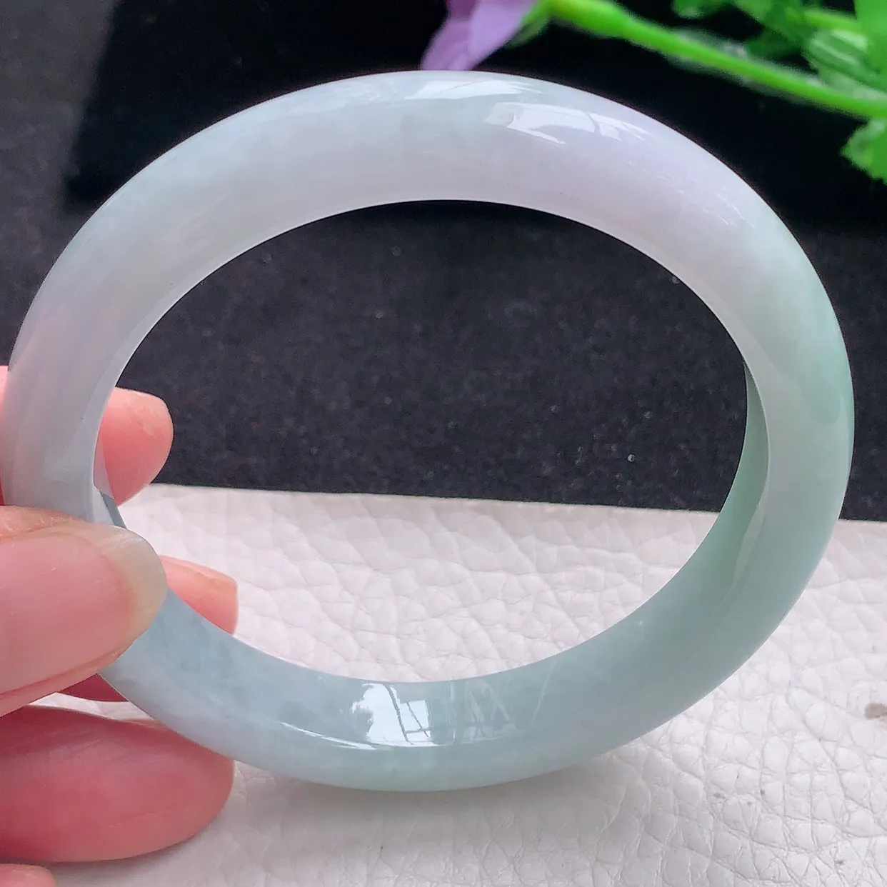 n自然光58*11*8.3平安镯 翡翠A货玉手镯浅绿清新宽边玉手环