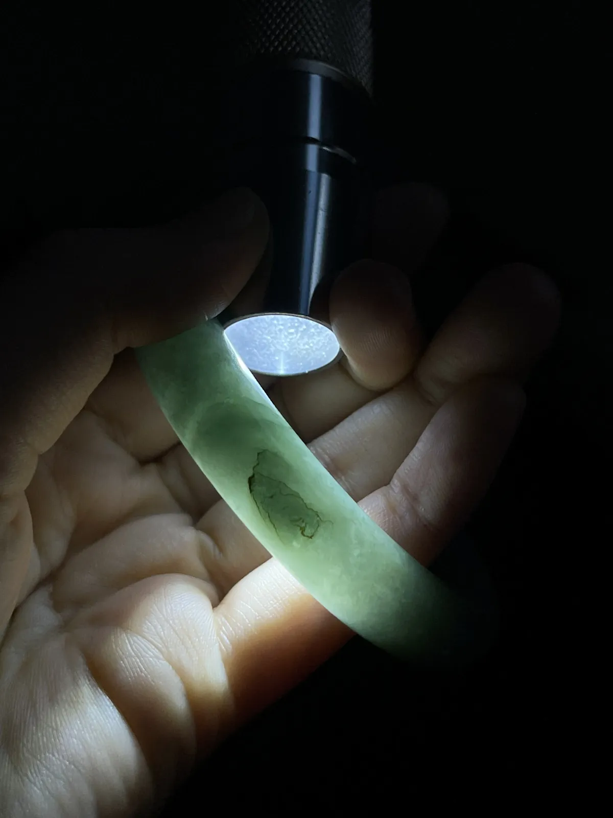 正圈56.5圈口，翡翠糯化种淡绿色手镯