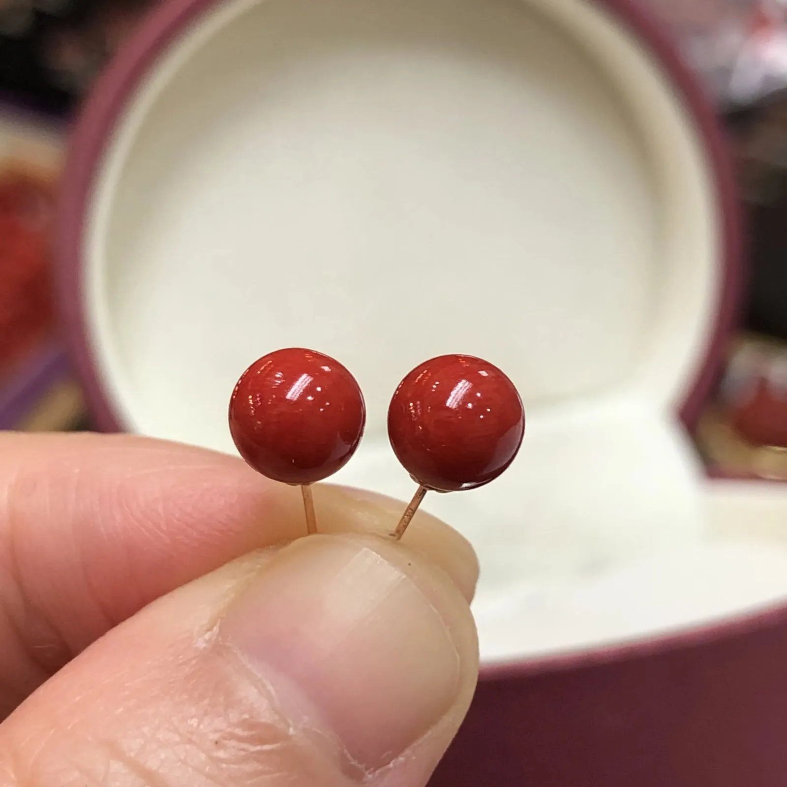 【天然深红珊瑚小7mm圆珠耳钉】天然无添加无优化，深红色，意大利沙丁材料！裸石尺寸6.7*6.7*6.7mm,18k金针，裸石重量约为0.9克。简单精致款！珊瑚材料稀少不可再生，通常说的“千年珊瑚万年的红”是它的真实写照！珊瑚自古被佛教视为珍宝，深海里千年生长的有生命宝石，有灵性，气场强大，佩戴者更有佛性，更有佛缘！