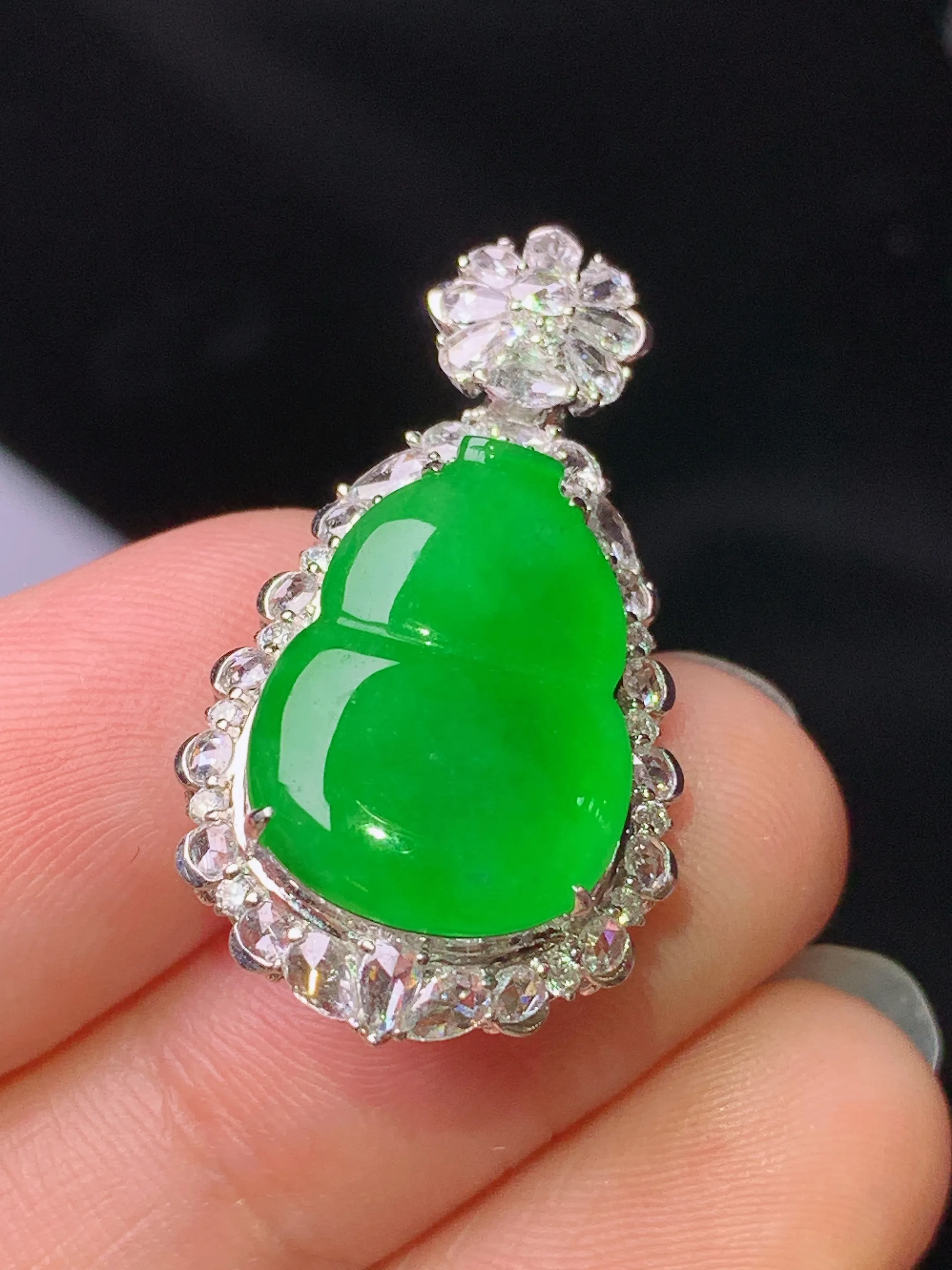 18k金钻镶嵌满绿葫芦吊坠 玉质细腻 色泽清新艳丽 整体尺寸29.8*16.2*9.6