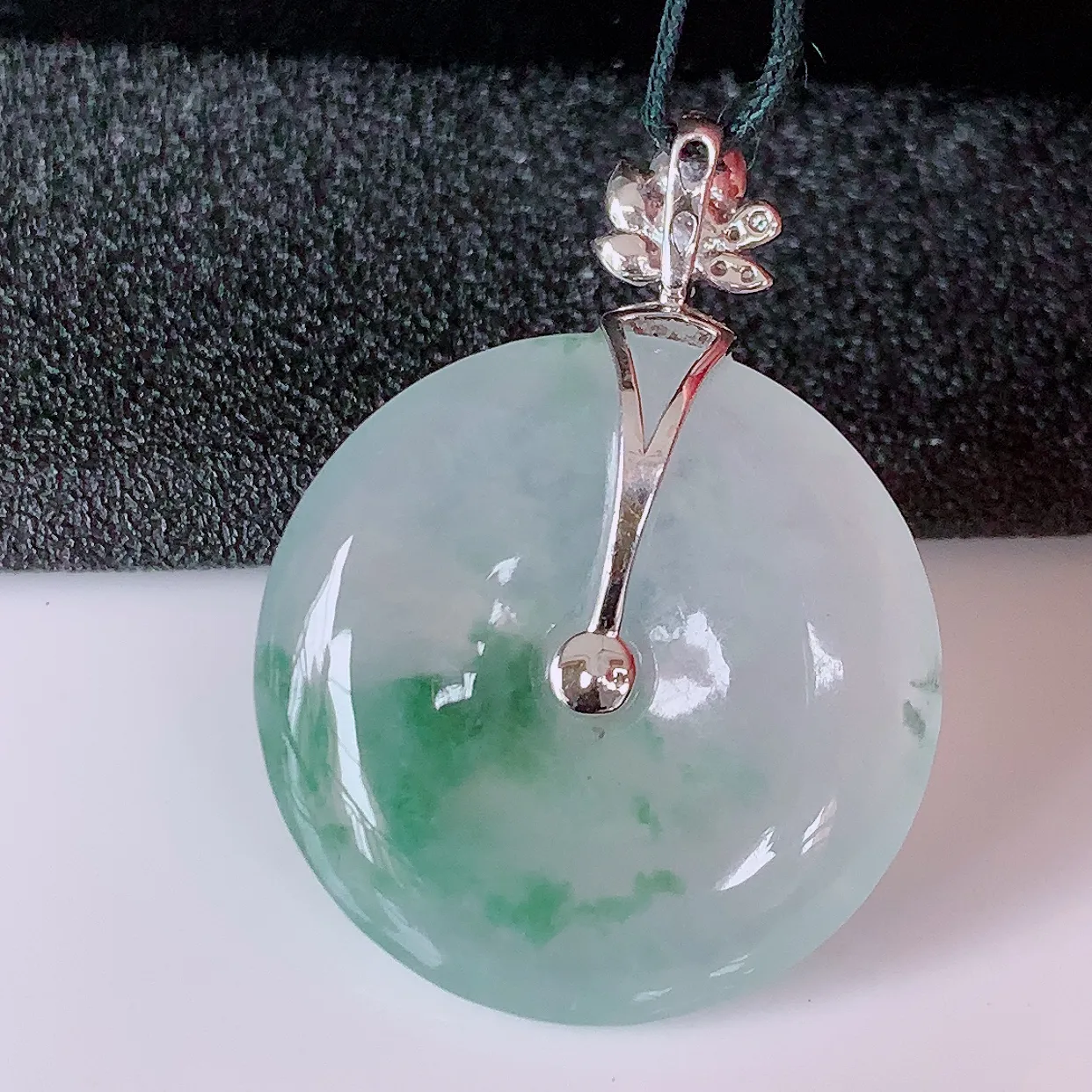 自然光实拍，18K金镶嵌冰种飘花翡翠平安扣吊坠，玉扣，冰润光泽，寓意平平安安，平安扣佩戴时尚漂亮！#1.20整体31.8*23.5*6.2裸石23.5*23.5