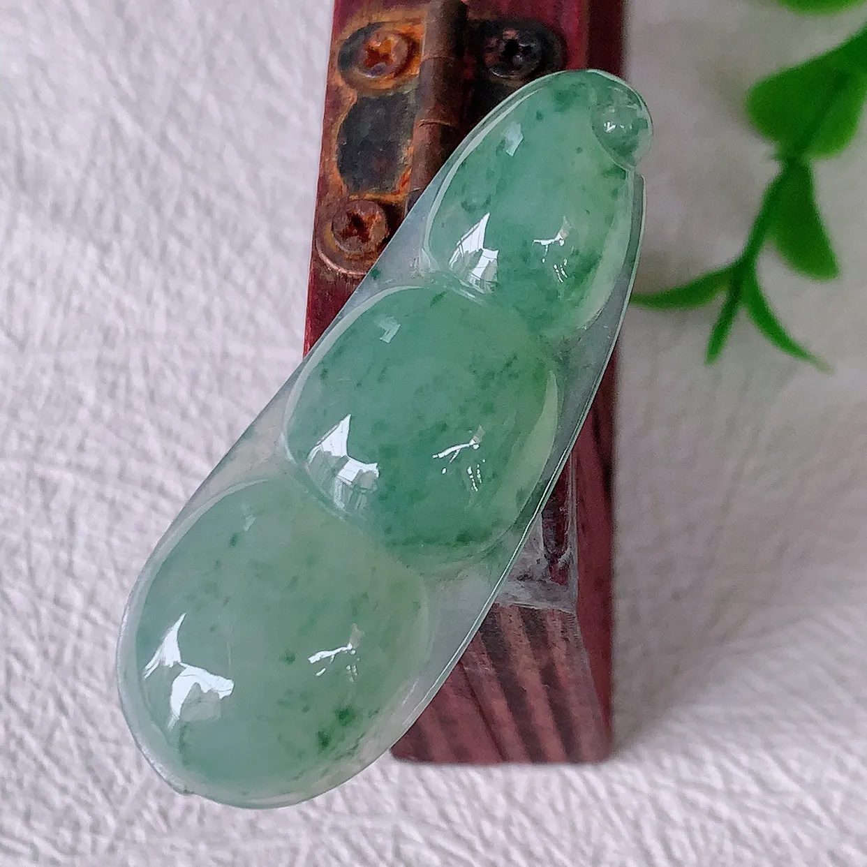 自然光实拍，冰种飘花翡翠福豆吊坠，寓意“四季平安，福气满满”胶感十足，饱满，佩戴效果优雅迷人！#24