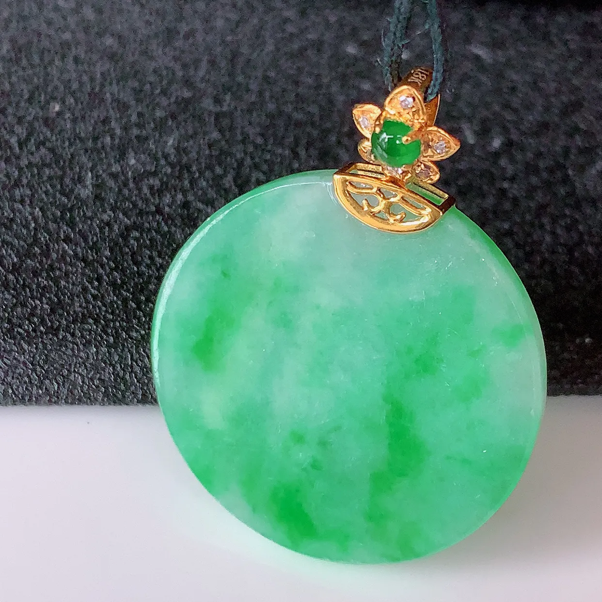 自然光实拍，18K金镶嵌水润飘绿翡翠圆平安无事牌吊坠，平平安安，无事牌翠色灵动，佩戴平安时尚！#00