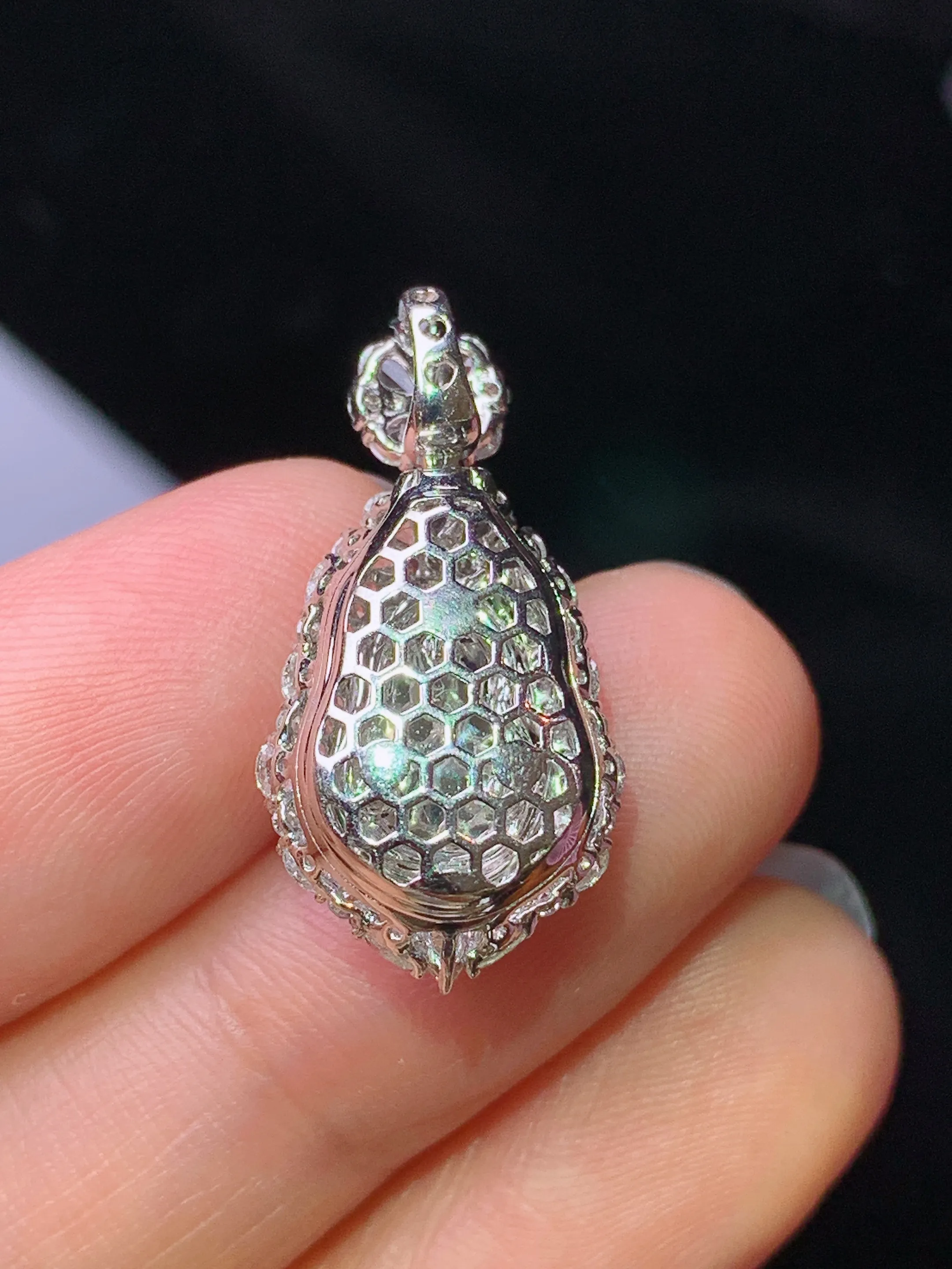 18k金钻镶嵌满绿葫芦吊坠 玉质细腻 色泽清新艳丽 整体尺寸25.2*12.5*9.8