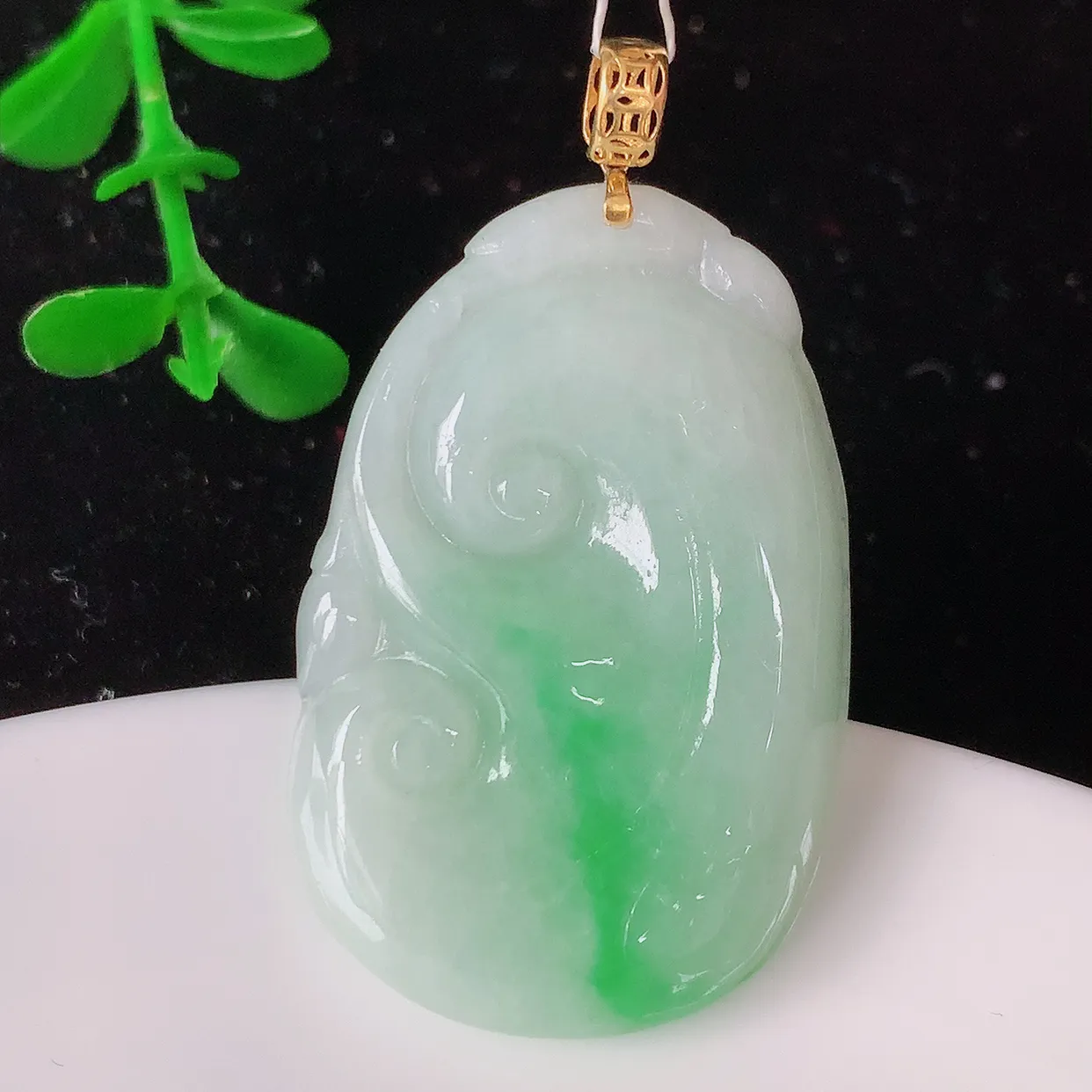 18K金镶嵌水润飘绿翡翠如意吊坠，简单的镶嵌设计、让玉坠百搭又精致，寓意着吉祥，事事如意！#35.20