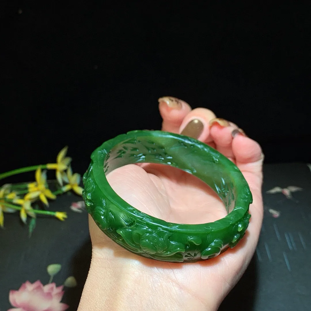 和田玉59圈口碧玉菠菜绿雕花手镯，圈口59宽18
