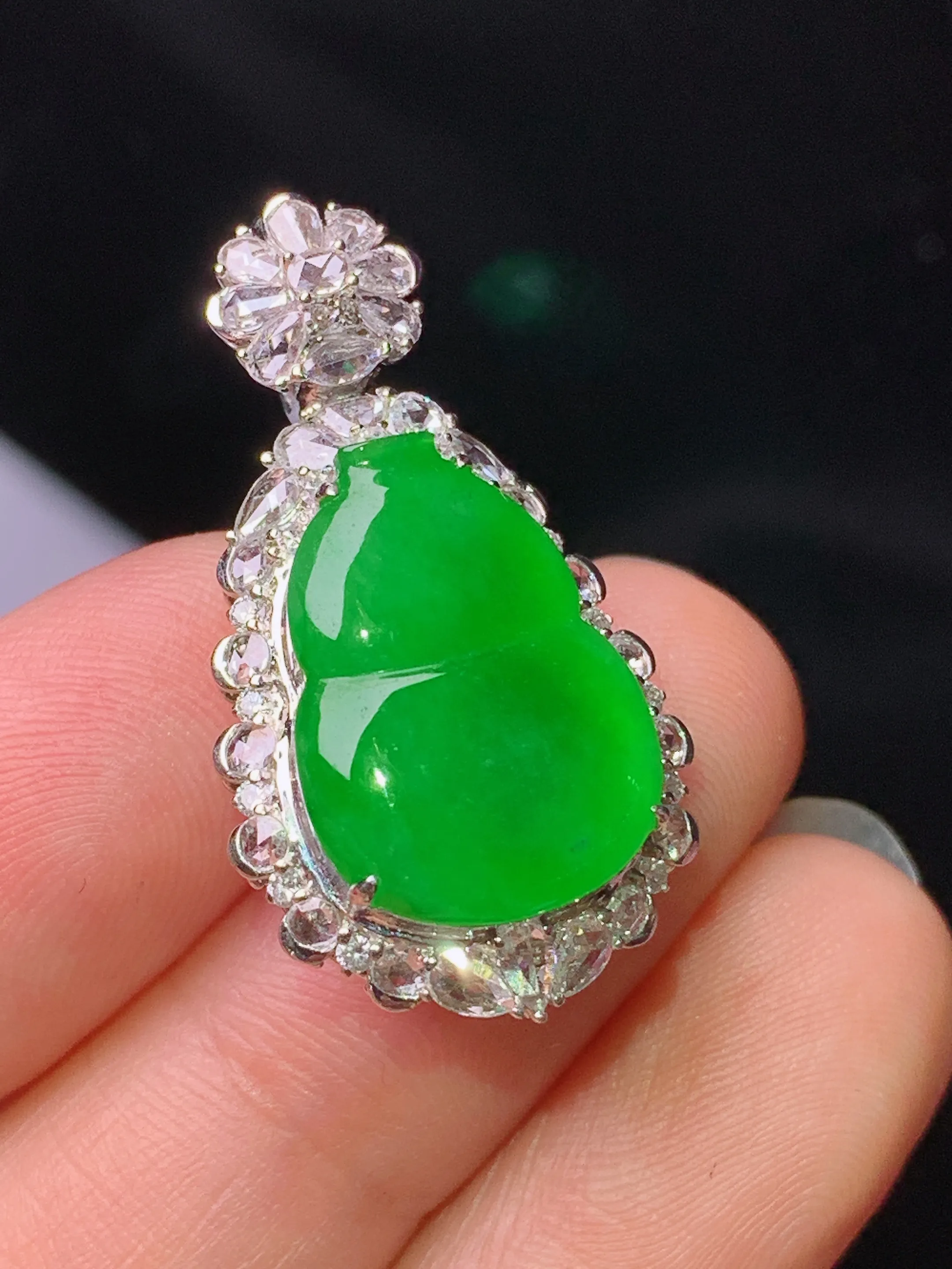 18k金钻镶嵌满绿葫芦吊坠 玉质细腻 色泽清新艳丽 整体尺寸29.8*16.2*9.6