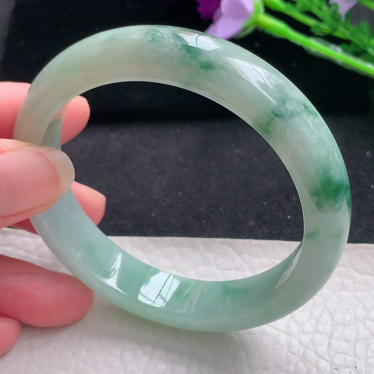 js自然光56.5*13*7.8美人镯 缅甸翡翠a货水润飘花宽边玉手镯玉手环