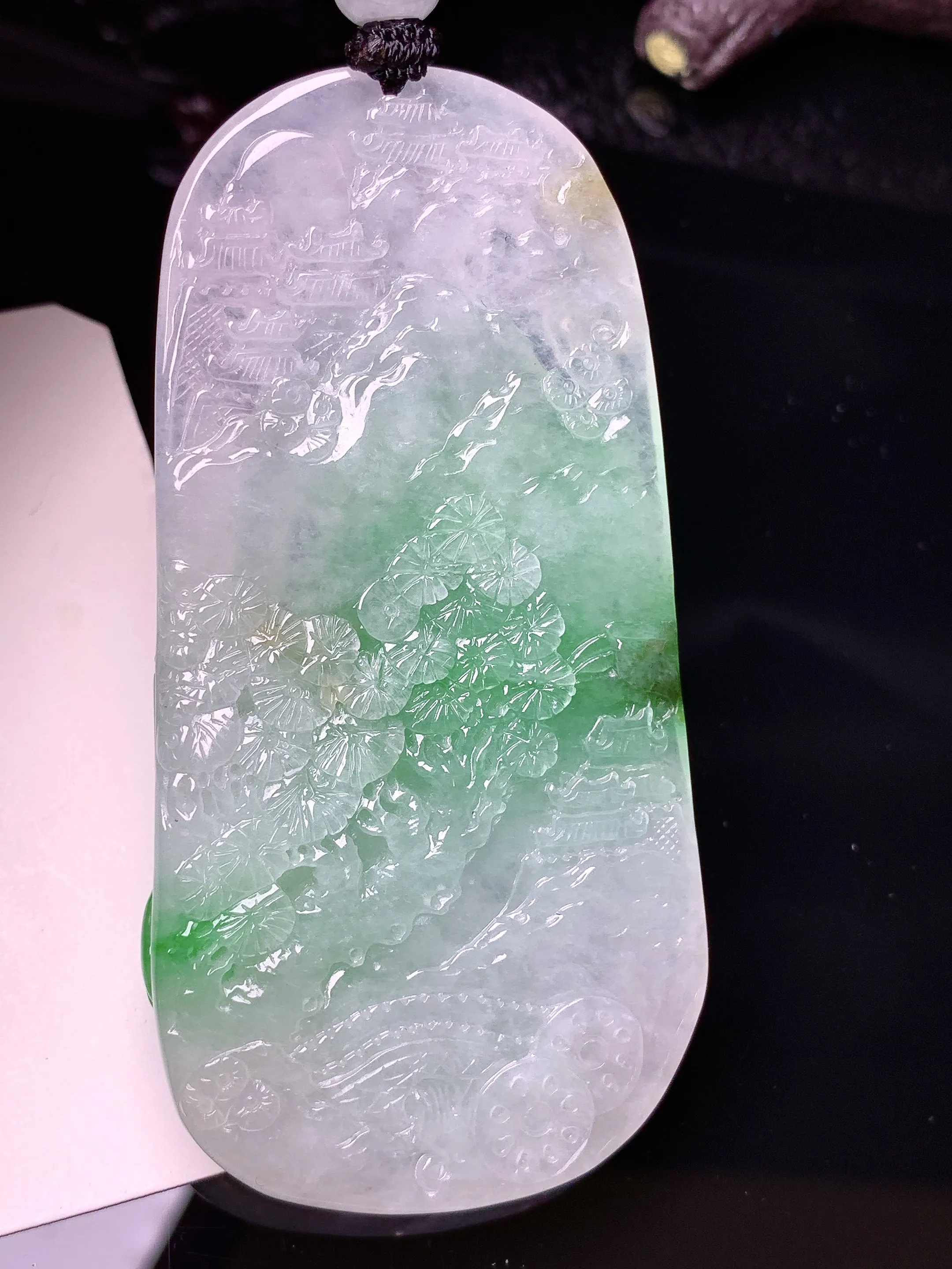 飘绿莲花观音菩萨吊坠 玉质细腻 色泽清新艳丽 整体尺寸71.2*35.8*8.5