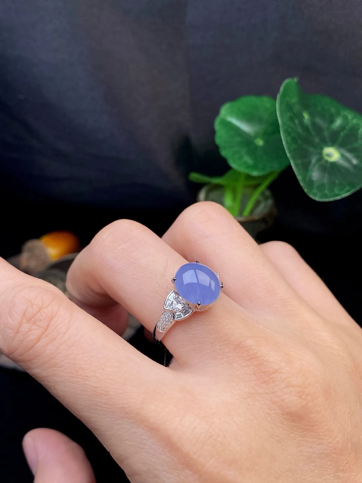 【冰种紫蛋面戒指】质地细腻，饱满度很好，晶莹剔透，18k金钻镶嵌，裸石尺寸10.1*9.2*3.8毫米