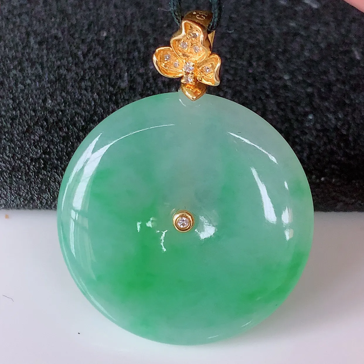 自然光实拍，18K金镶嵌水润翡翠平安扣吊坠，玉扣，冰润光泽，寓意平平安安，平安扣佩戴时尚漂亮！#00.20整体33*25.5*5.5裸石25.5*25.5