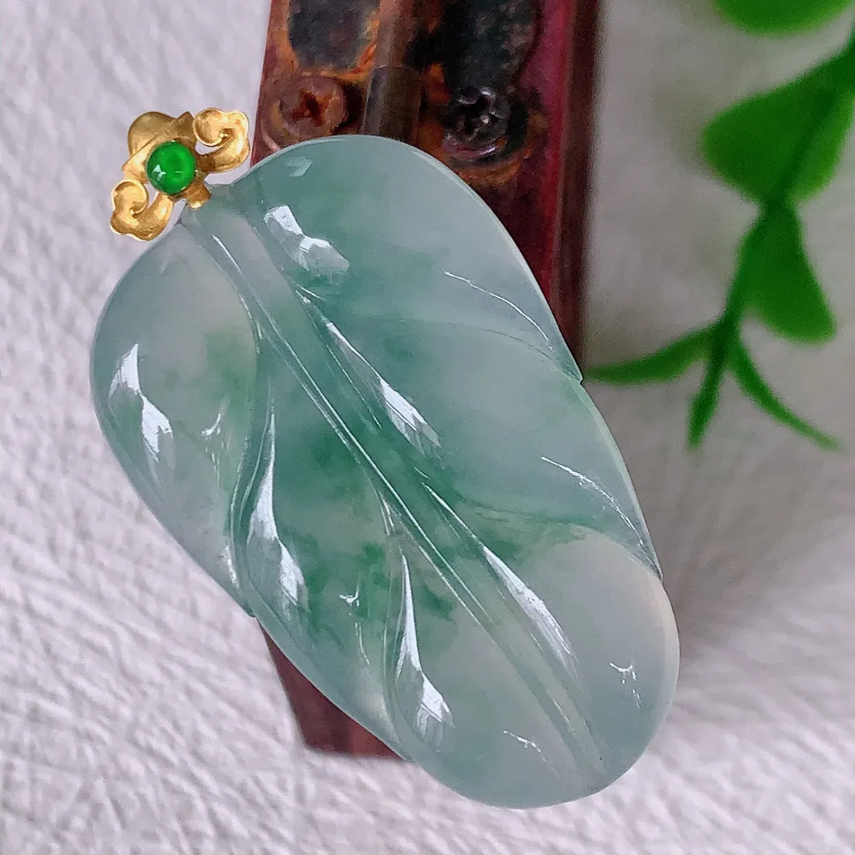 18K金镶嵌冰种飘花翡翠叶子吊坠 ，种水足，色泽清新，工艺精湛，叶子寓意美好；金枝玉叶，事业有成。#12.20整体33.5裸石29*18.8*4.5