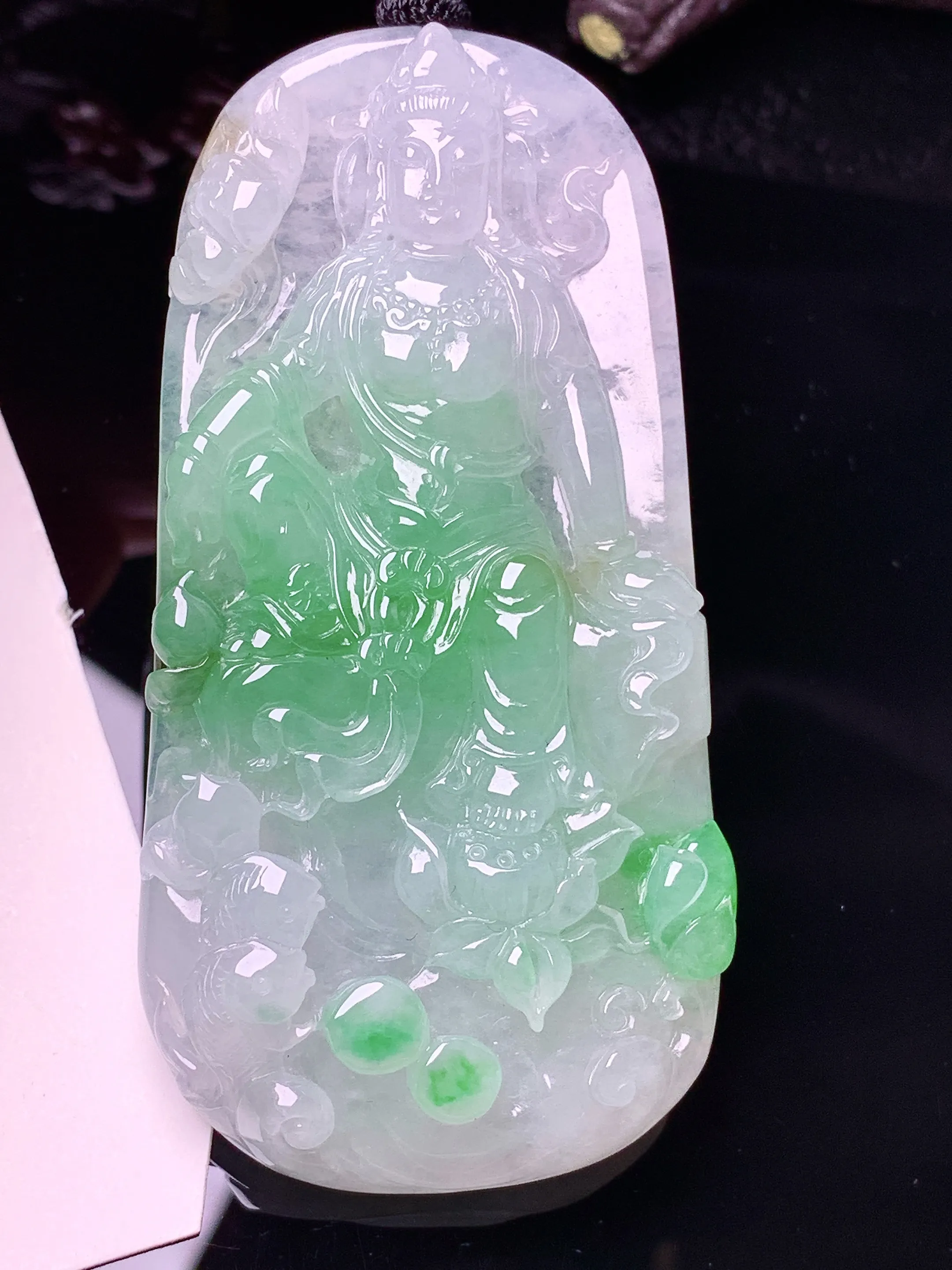 飘绿莲花观音菩萨吊坠 玉质细腻 色泽清新艳丽 整体尺寸71.2*35.8*8.5