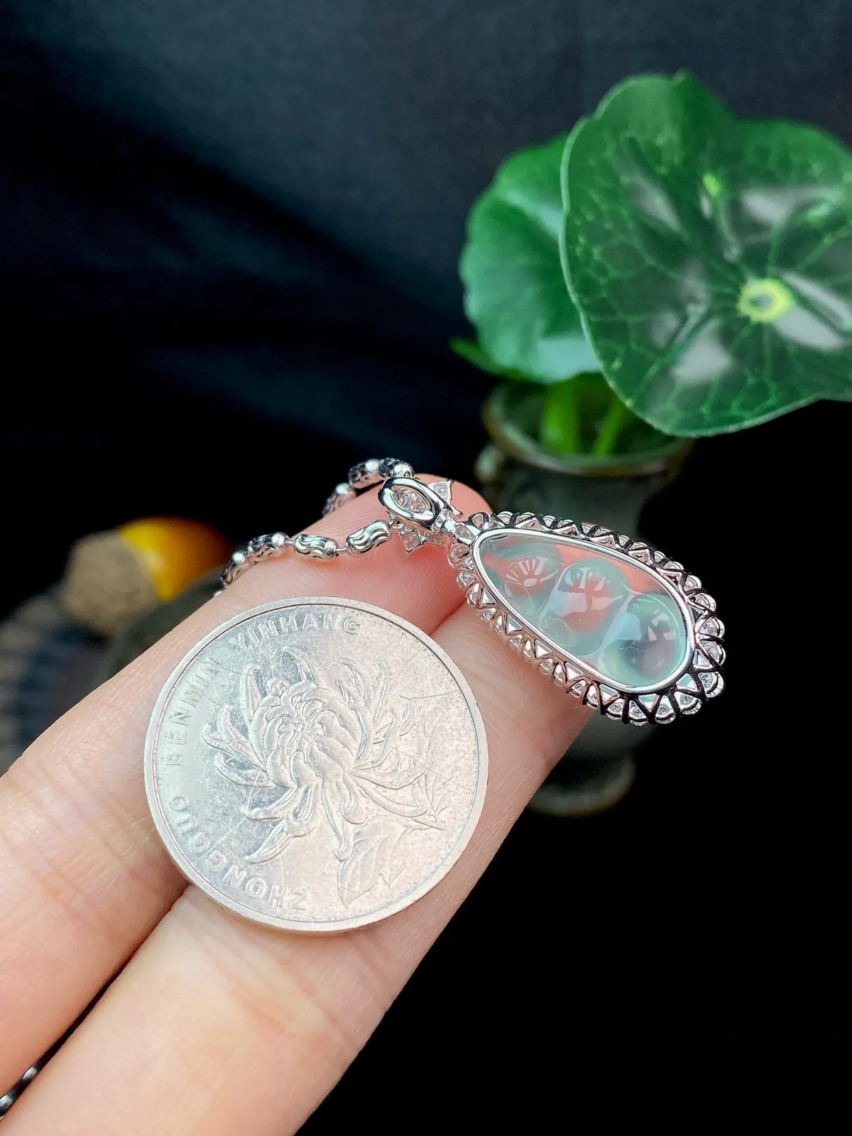 【冰种福豆吊坠】种地上乘，冰感十足，通透起光，饱满圆润，18k金钻镶嵌，裸石尺寸19.3*9.9*3.4毫米