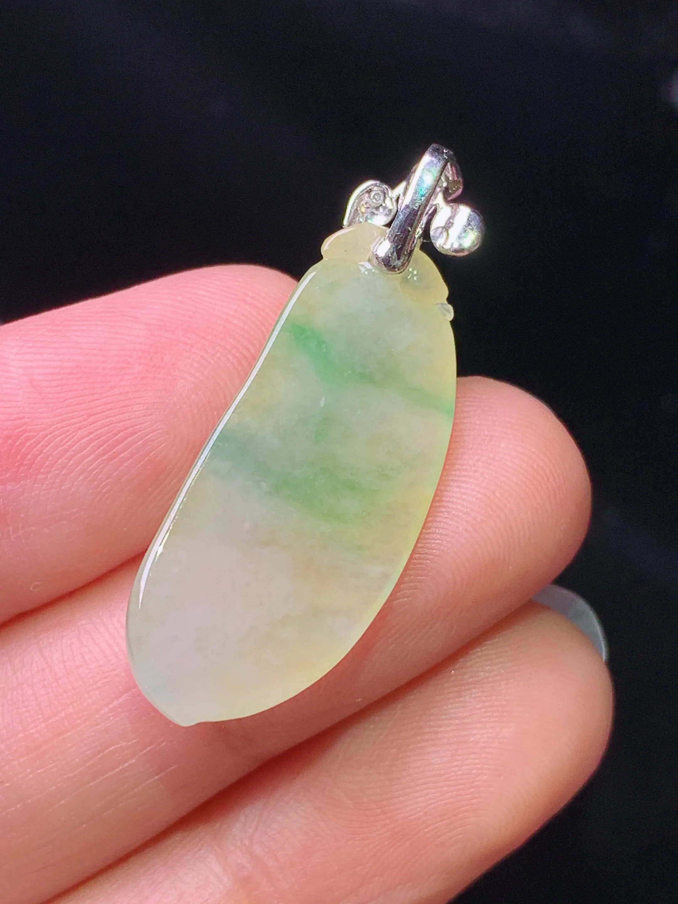 18k金钻镶嵌飘绿黄翡福瓜吊坠 玉质细腻 色泽清新艳丽 整体尺寸33.6*12*6