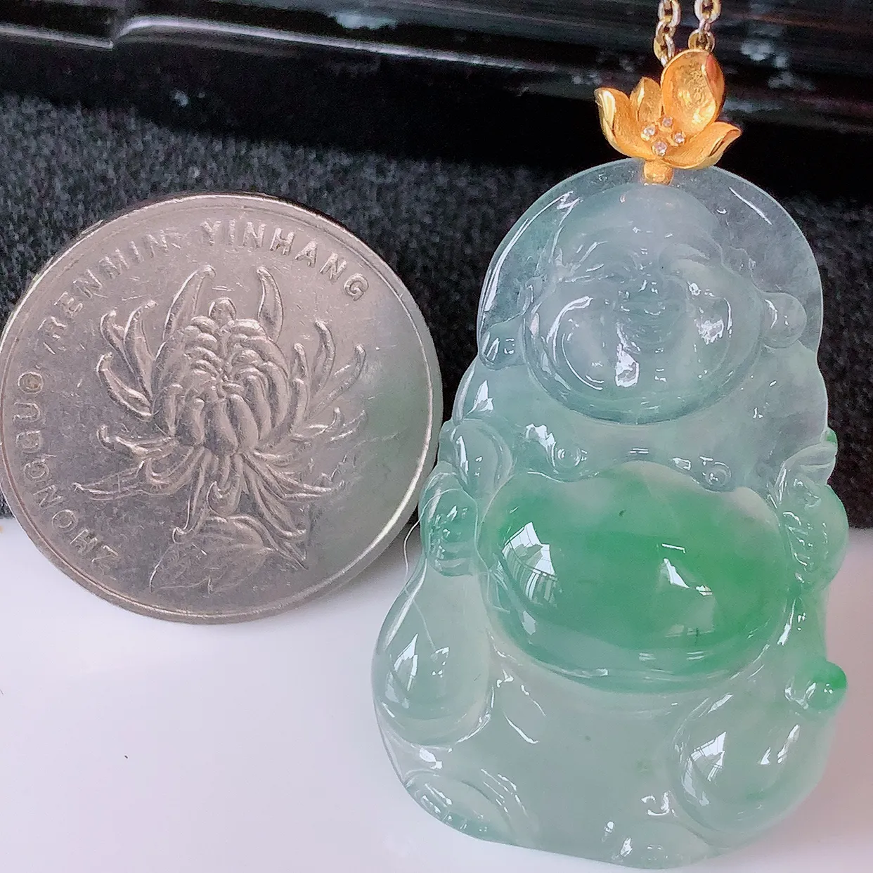 18K金镶嵌冰种飘绿翡翠逍遥布袋佛吊坠，代代有钱，水足丰盈，盈满欢喜，配戴送礼佳品！#1.20整体42裸石36.5*23.8*5.8