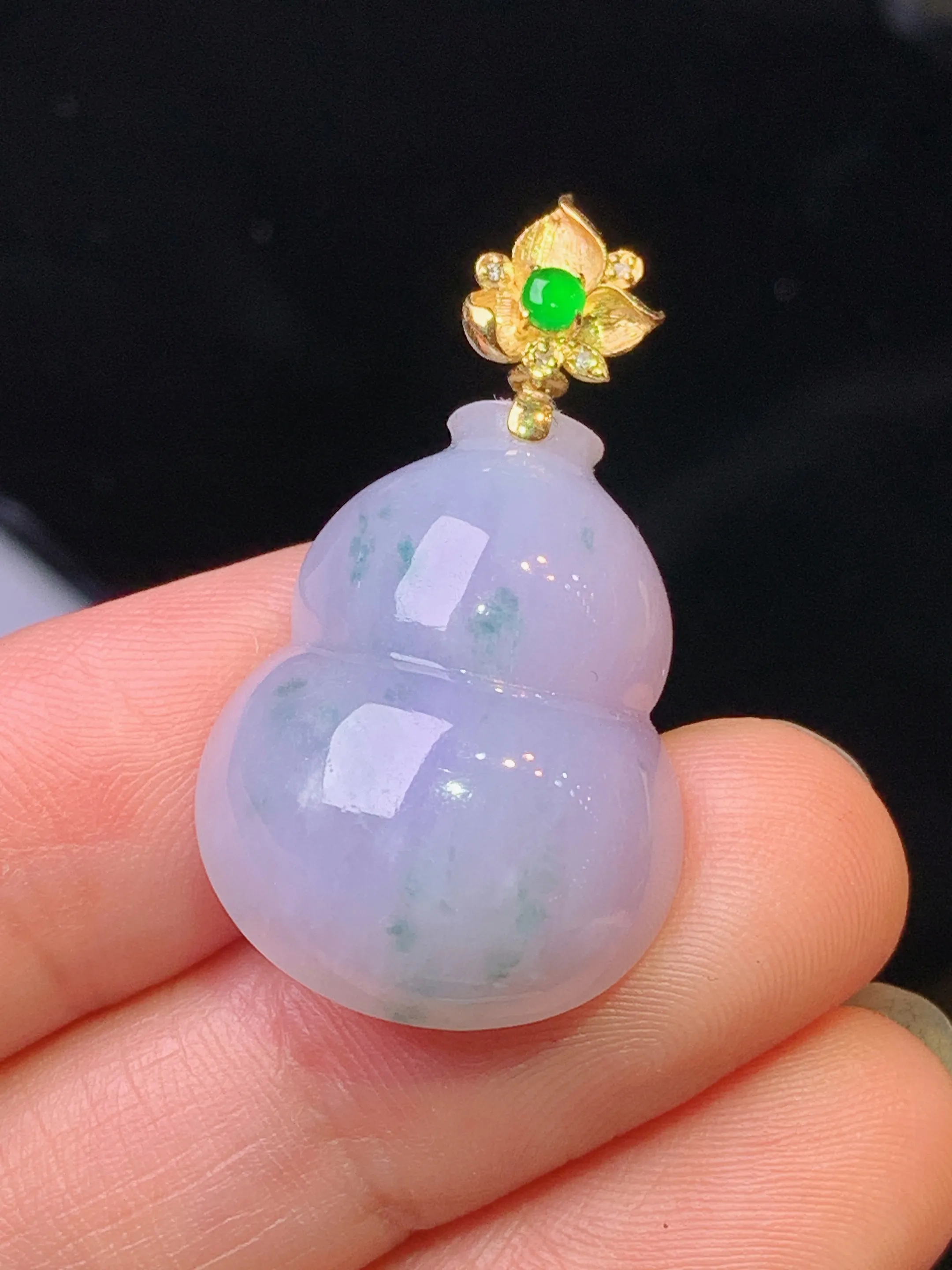 18k金钻镶嵌紫罗兰飘花吊坠 玉质细腻 色泽清新艳丽 整体尺寸33.2*18.5*9.2