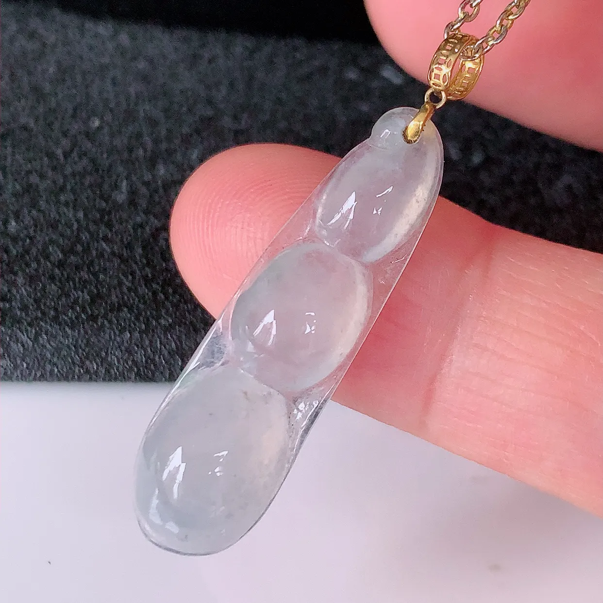 18K金镶嵌冰种翡翠四季豆吊坠，平安豆福豆玉坠，冰润通透，豆粒饱满，寓意：豆蔻年华！#1.20