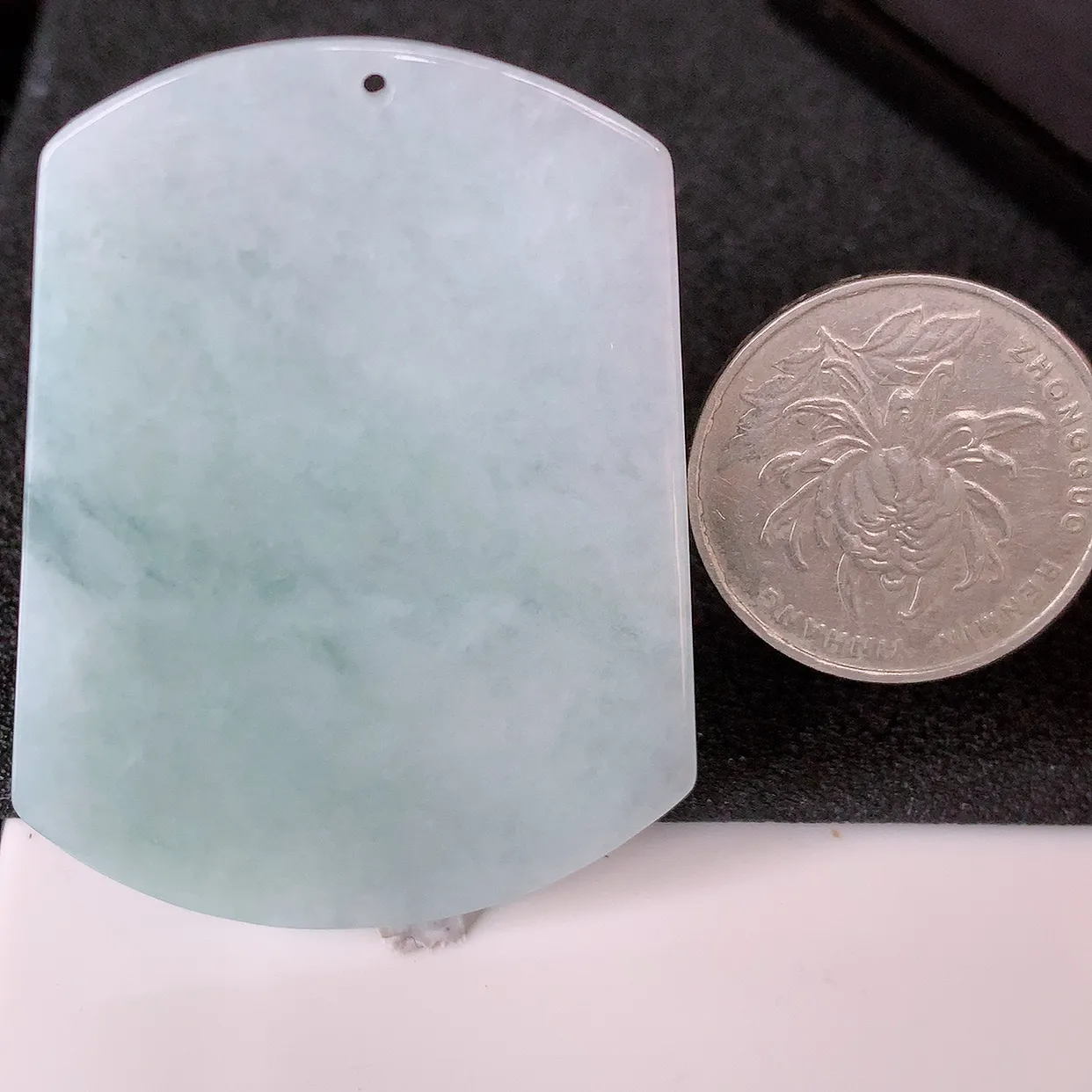 自然光实拍，冰胶淡绿翡翠平安无事牌吊坠，翠色灵动，种老水足，寓意好，品相佳，佩戴佳品！#60.20