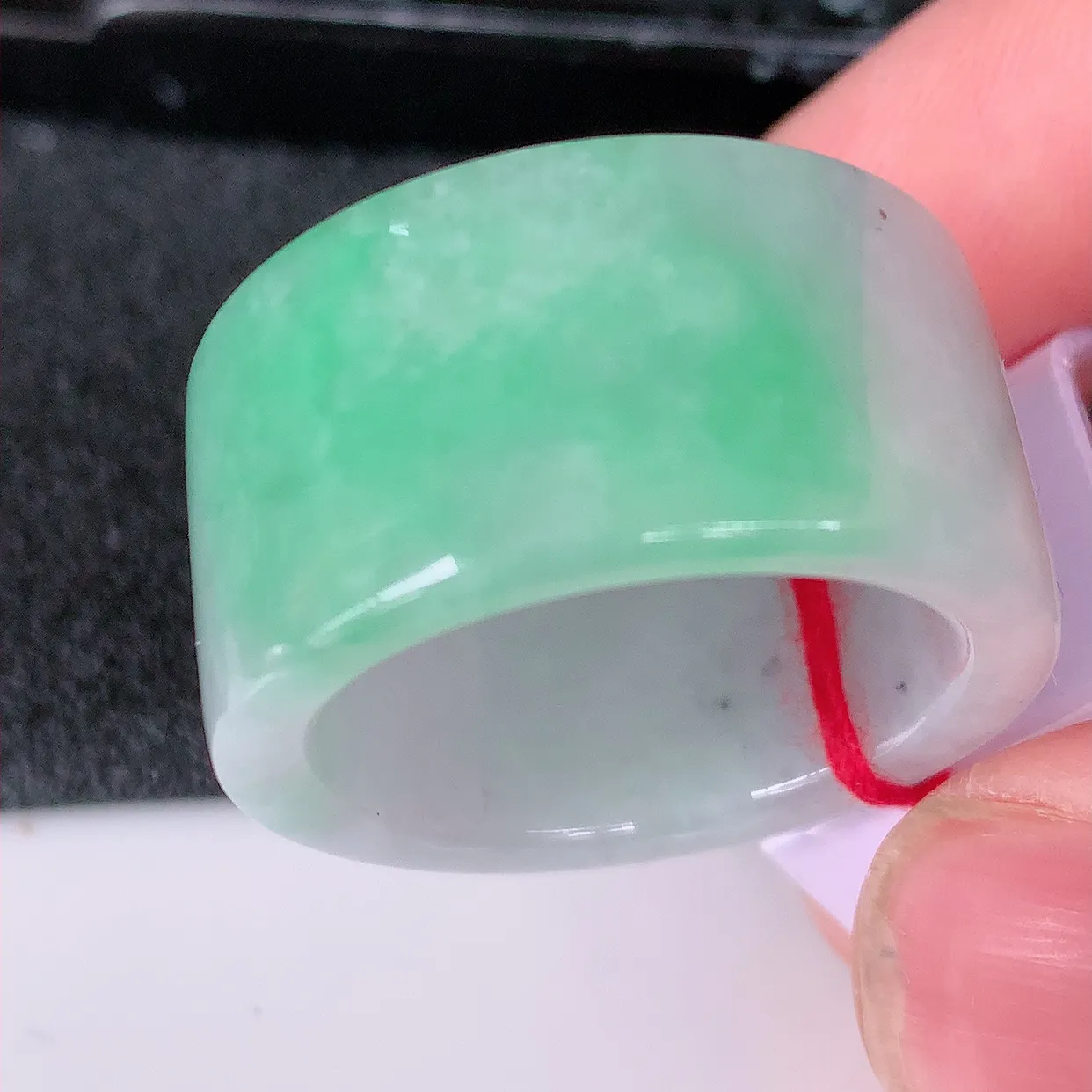 自然光实拍，21.3mm内径飘绿翡翠扳指，冰润指环，玉扳指，戒指，财源滚滚，玉质细腻起胶，27圈口，种水好！#39.20尺寸21.3*14.2-3.6