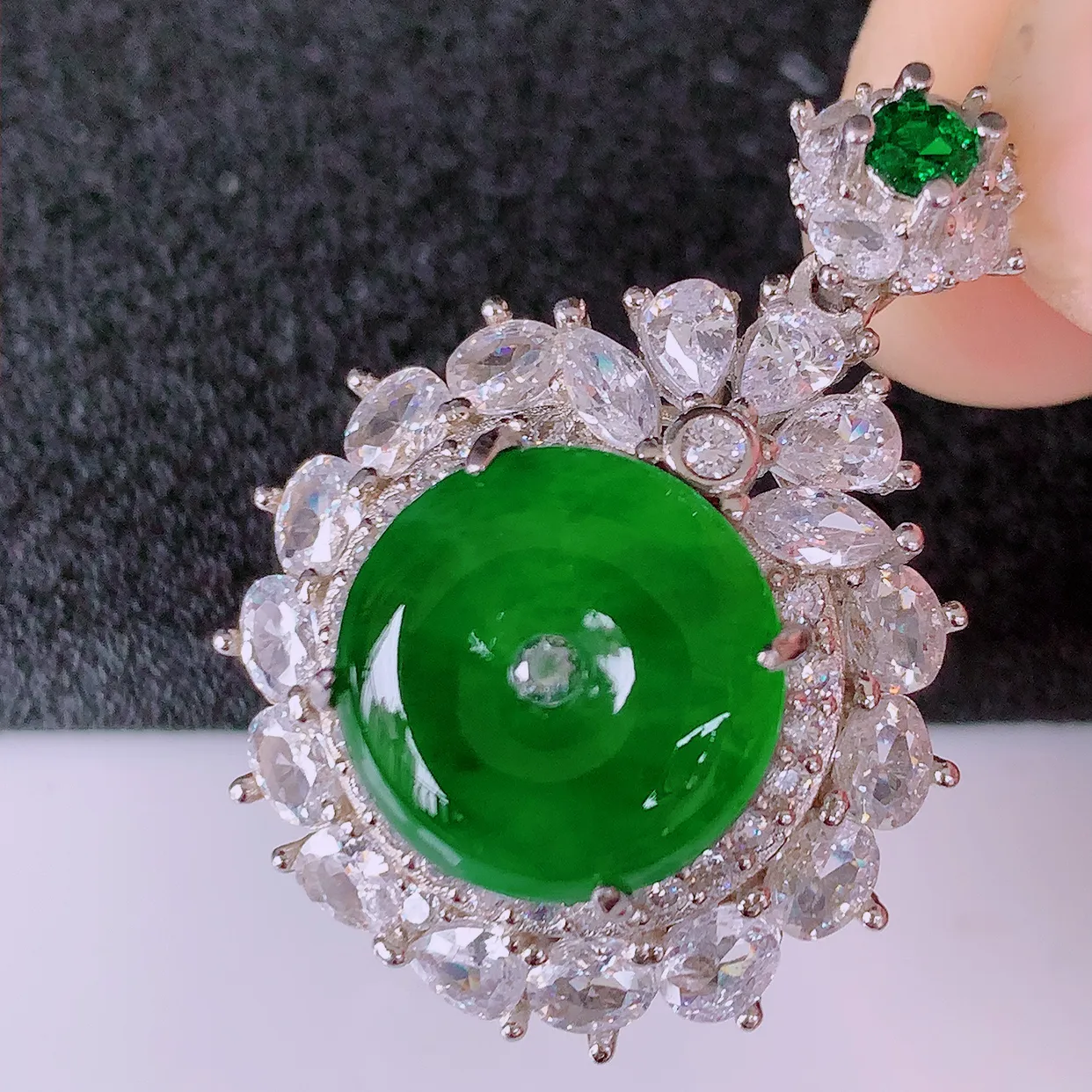 冰透满绿翡翠925银镶嵌平安扣吊坠，自然光实拍，翠色灵动，颜色漂亮，种老水足，品相佳，佩戴佳品！#97.20整体33*24.5-10裸石13.2-13.2