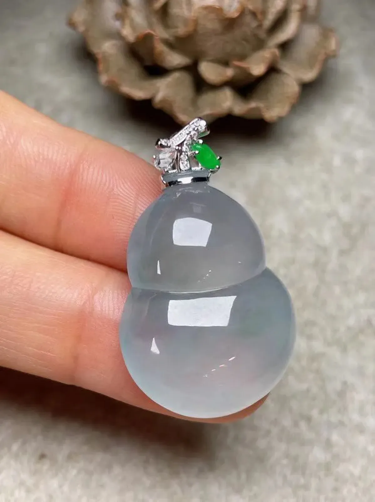 冰种葫芦吊坠、真金真钻镶嵌，种水好，玉质细腻 .裸石尺寸 28.5*20.6.