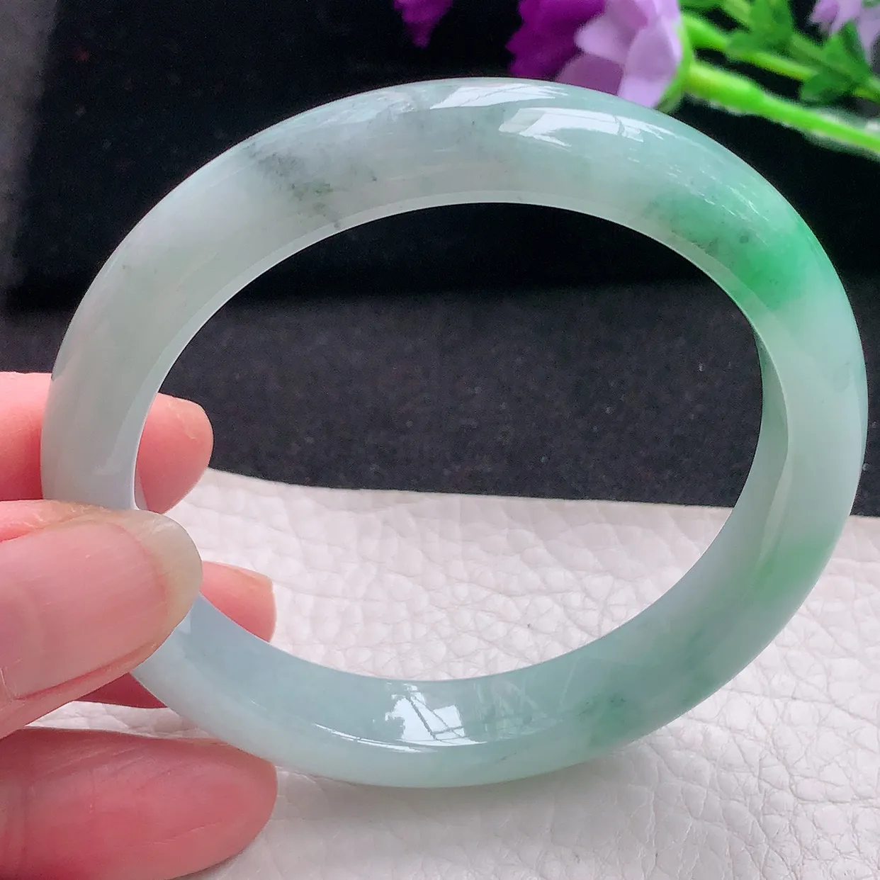 xx自然光56.5*11*8平安镯 翡翠A货飘绿宽边玉手镯玉手环