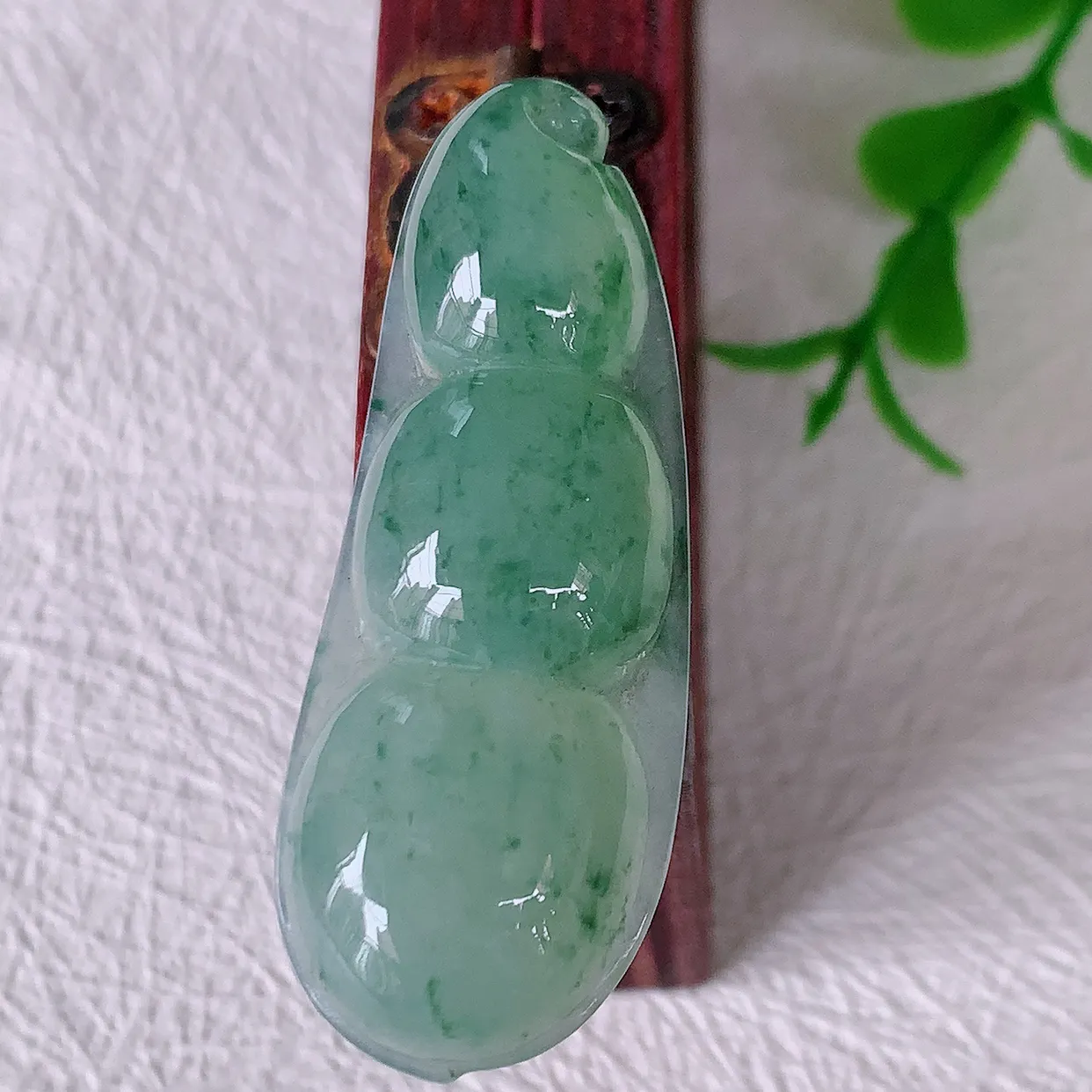 自然光实拍，冰种飘花翡翠福豆吊坠，寓意“四季平安，福气满满”胶感十足，饱满，佩戴效果优雅迷人！#24.20