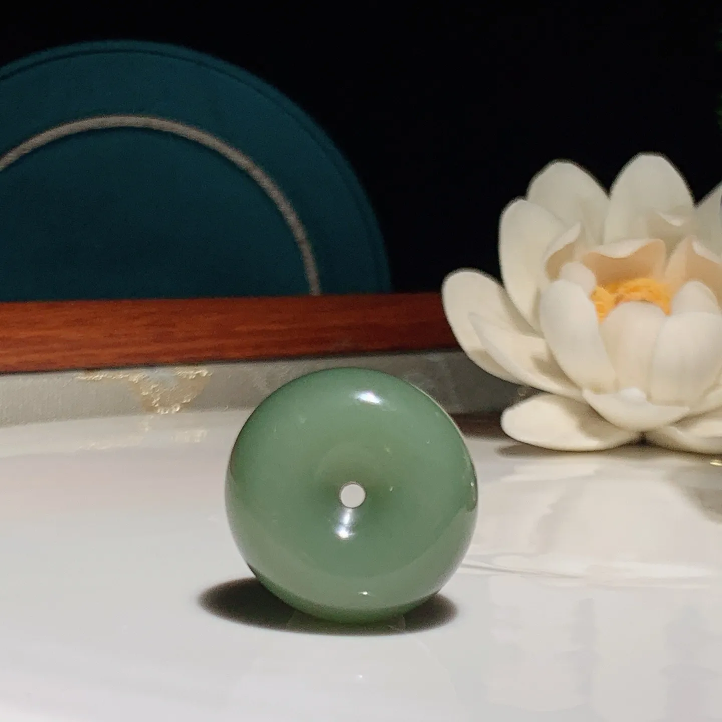 和田玉粉青俄罗斯碧玉平安扣挂件。尺寸23/14重14克。玉质细腻油润。手推出油。佩戴高端典雅。lt251220