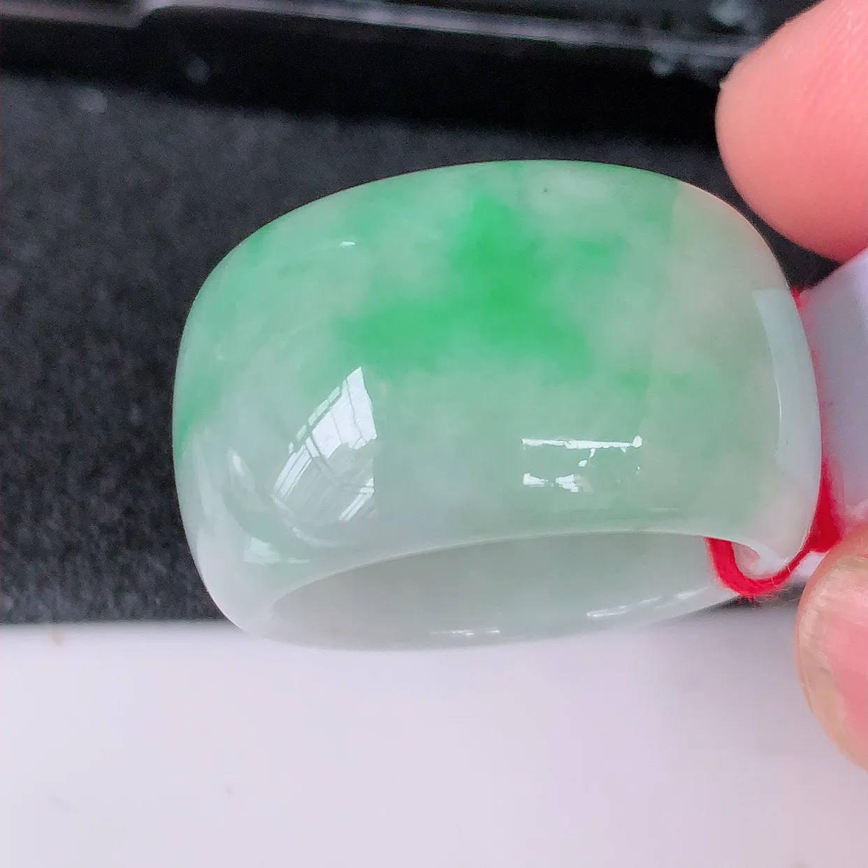 自然光实拍，20.2mm内径飘绿翡翠扳指，冰润指环，玉扳指，戒指，财源滚滚，玉质细腻起胶，24圈口，种水好！#39.20尺寸20.2*15-4.2