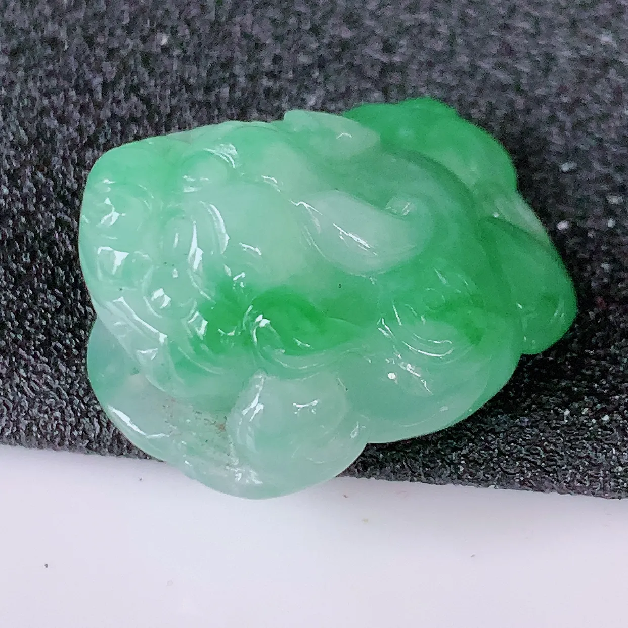 自然光实拍，冰润飘绿翡翠招财金蟾吊坠，种老水足，雕工精湛 ，寓意美好，佩戴时尚出众！#24.20