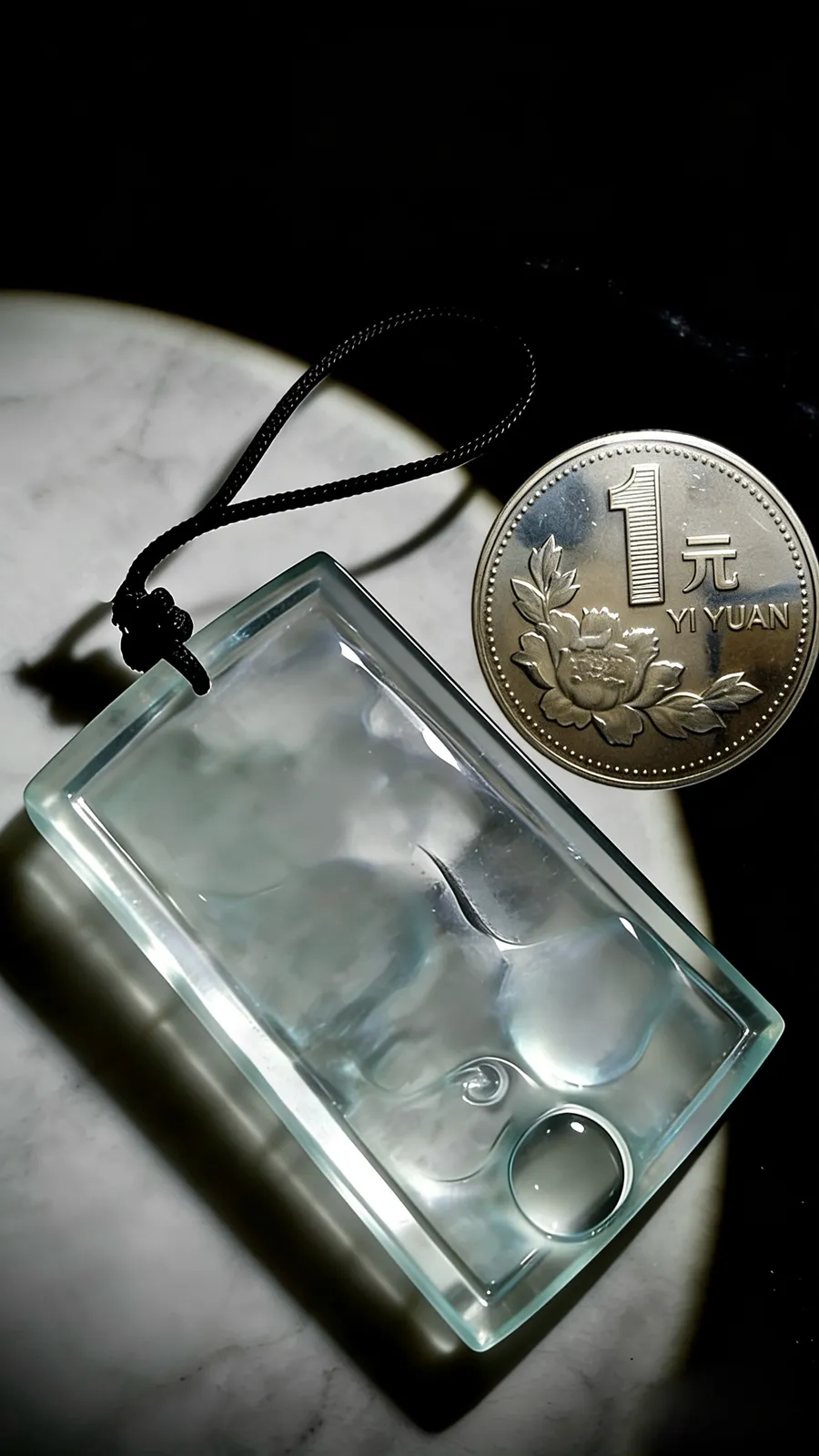 神龙护主，盛世龙腾。龙牌。
瑞禧玉雕艺术作品，
47.5-30.5-7.5mm，