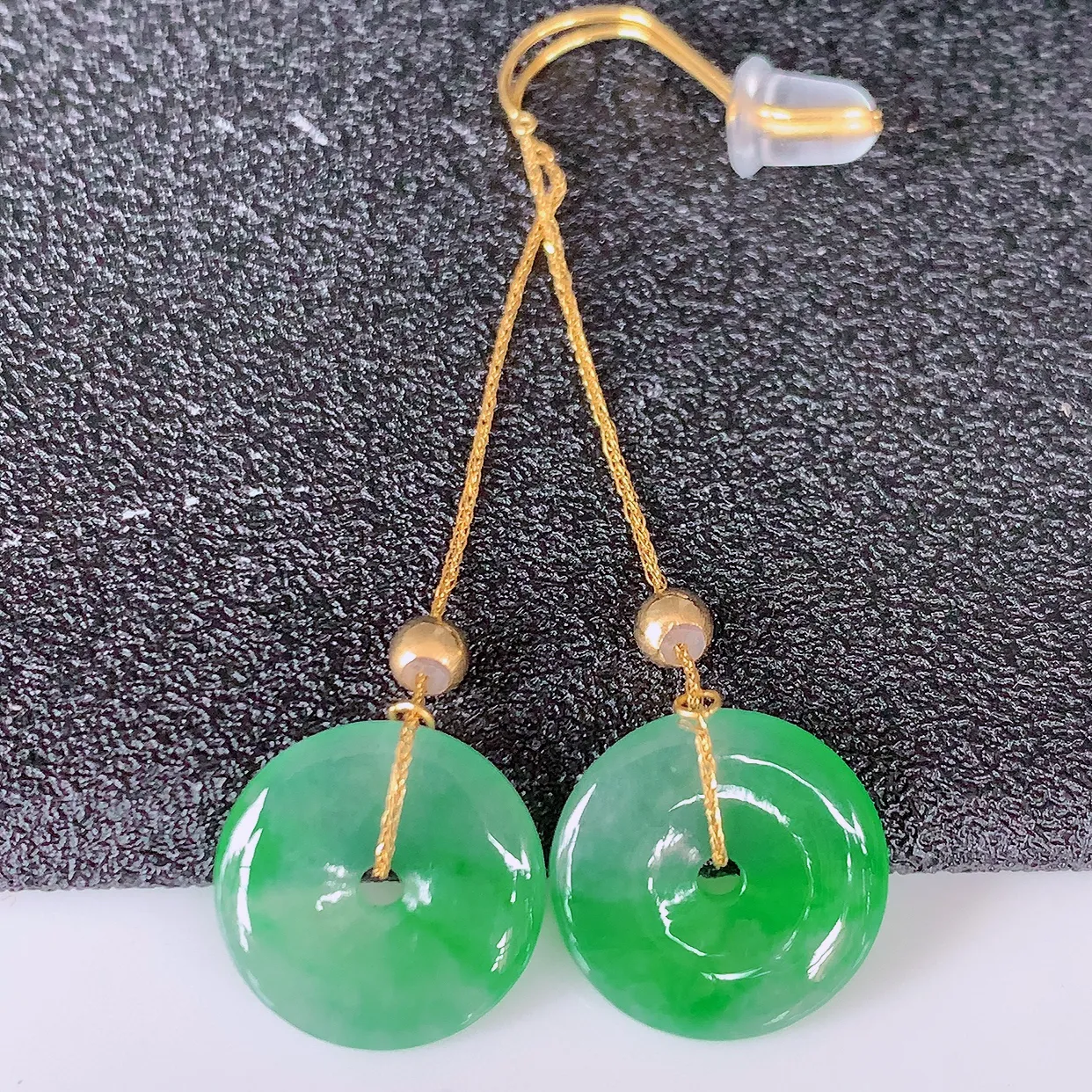 18k金镶嵌冰种飘绿翡翠平安扣耳坠，沁人心脾，耳坠佩戴效果大气出众，尽显气质。种水好，胶感足，颜相当漂亮，高性价比，值得入手品鉴！#41.20整体44.5裸石12-2.2