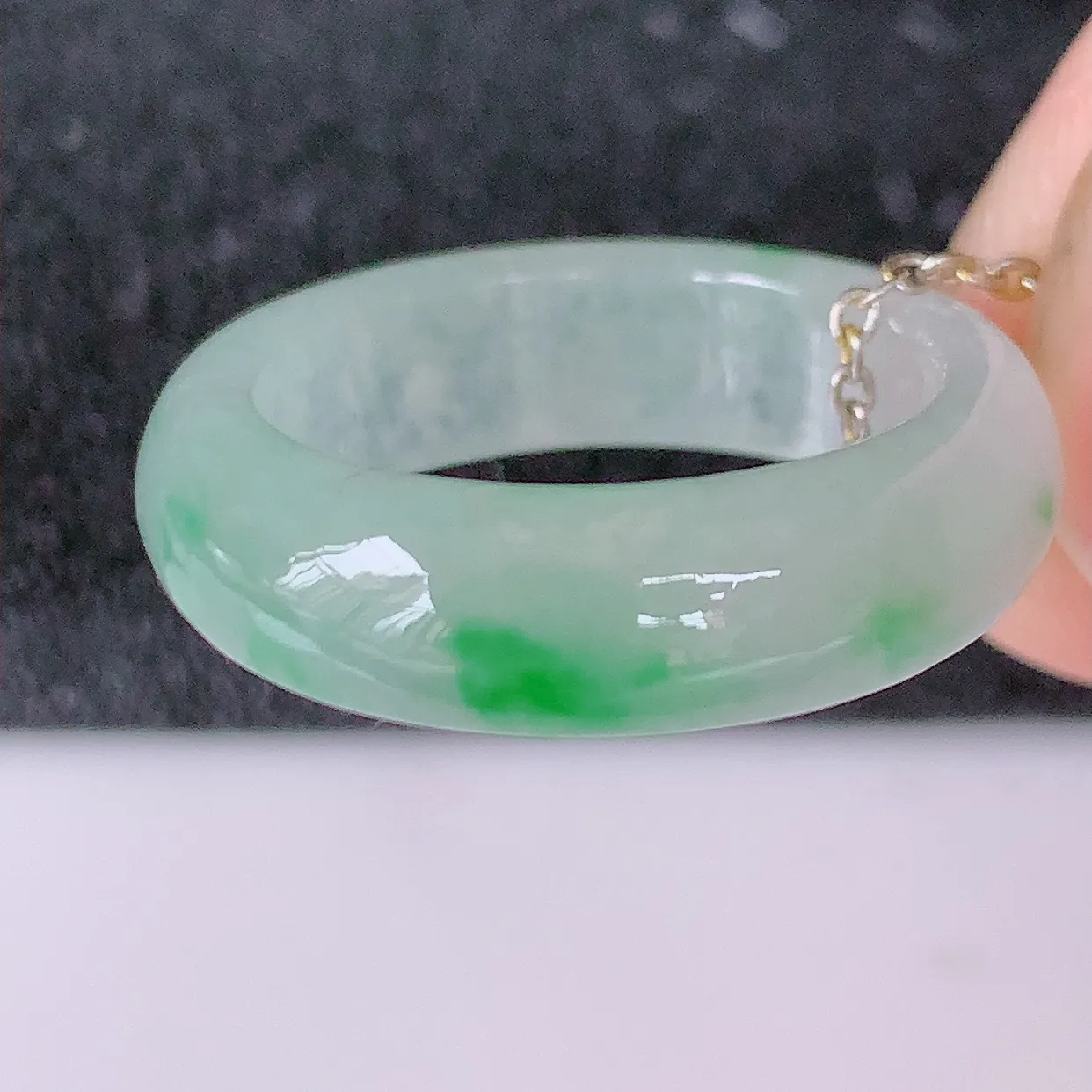 自然光实拍，16.6mm内径冰种飘绿翡翠指环，玉戒指，玉质莹润，好精美好冰润的指环，13圈口，上手纤