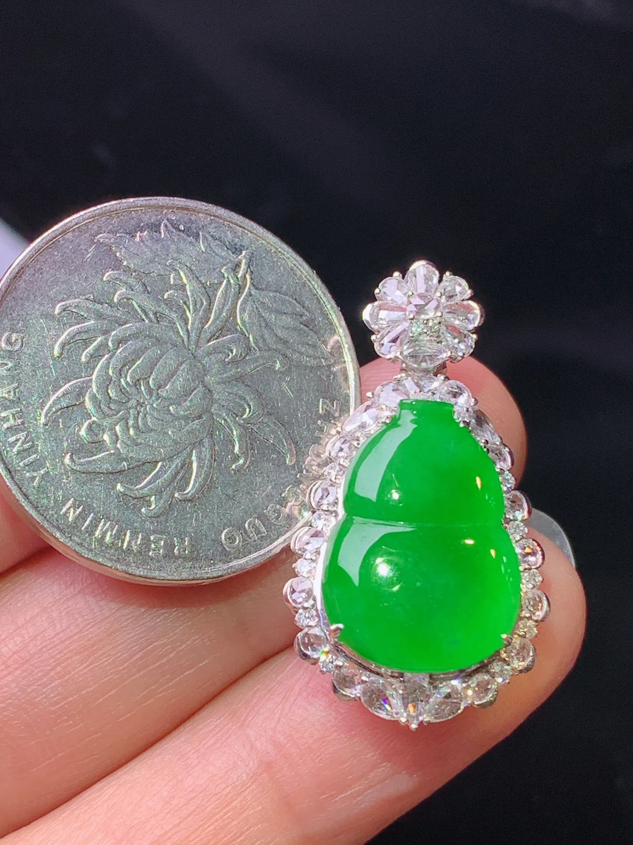 18k金钻镶嵌满绿葫芦吊坠 玉质细腻 色泽清新艳丽 整体尺寸29.8*16.2*9.6