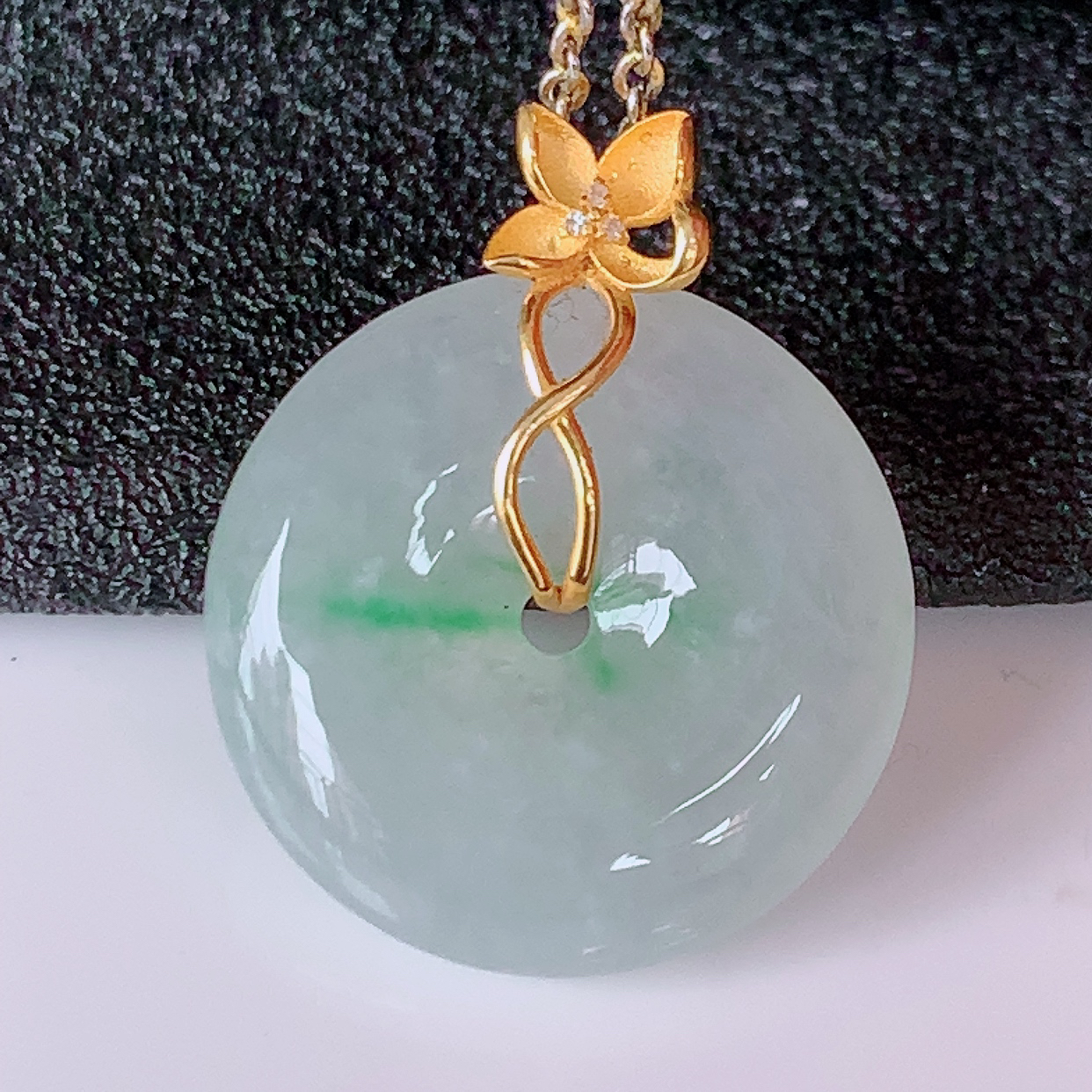 18K金镶嵌冰种飘绿翡翠平安扣吊坠，水润光泽，寓意平平安安，佩戴时尚漂亮！#1.20