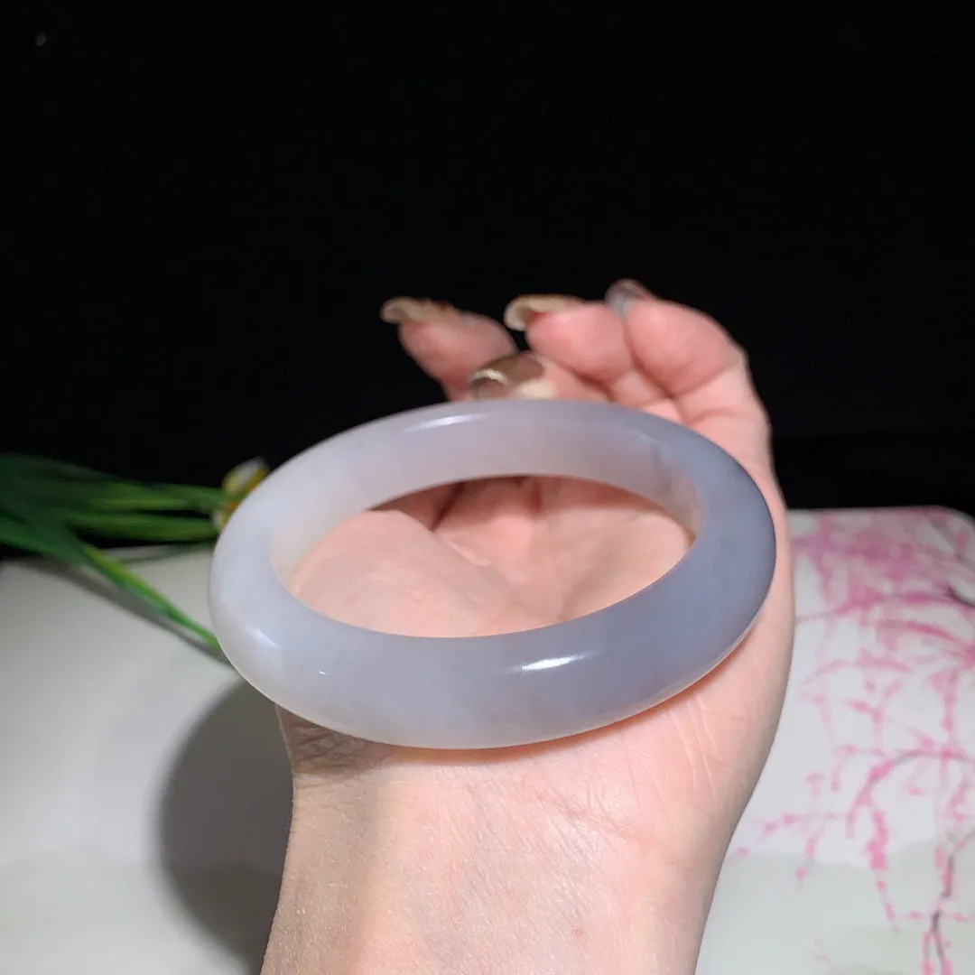 和田玉58.8圈口紫罗兰色手镯！白加紫色，玉质细腻油润 底色纯净 无裂无杂 脂粉好，品质好！