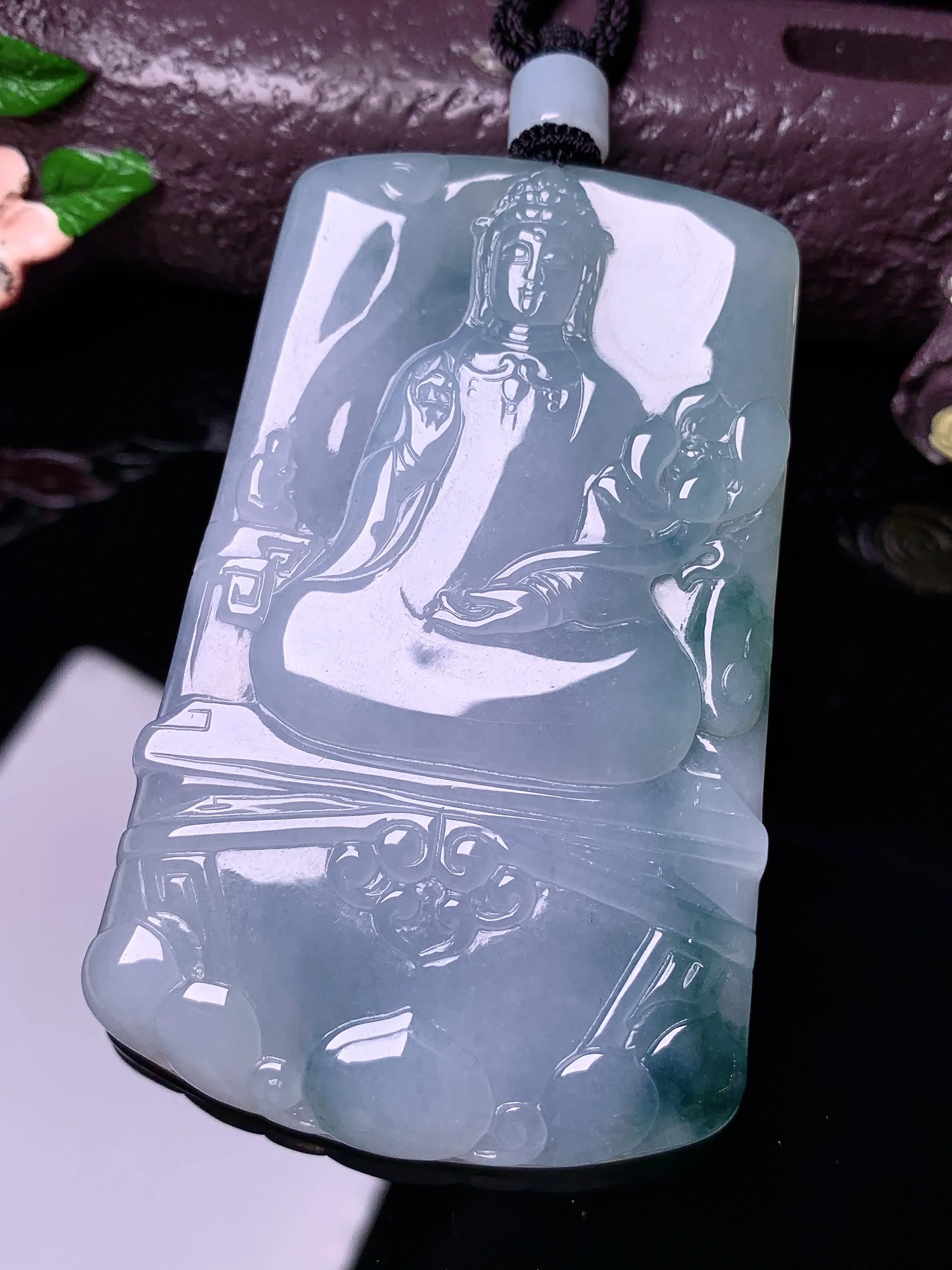 飘绿观音菩萨吊坠 玉质细腻 色泽清新艳丽 整体尺寸68.2*43.2*6