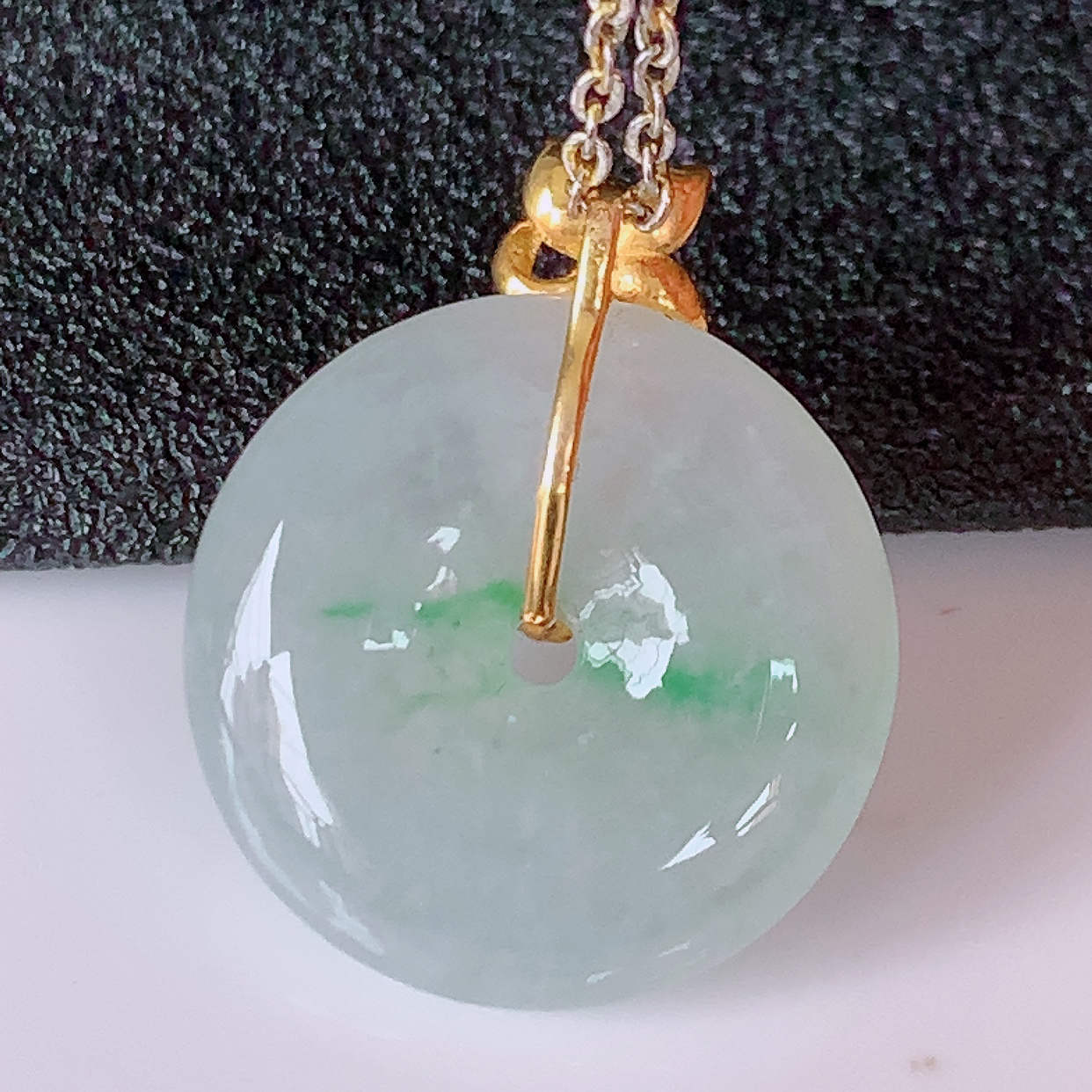 18K金镶嵌冰种飘绿翡翠平安扣吊坠，水润光泽，寓意平平安安，佩戴时尚漂亮！#1.20