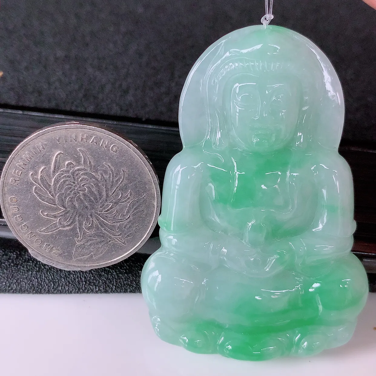 自然光实拍，冰润飘绿翡翠观音菩萨吊坠，赐福翡翠观音，翠绿迷人，观音面相端庄，佩戴时尚出众！#49.20