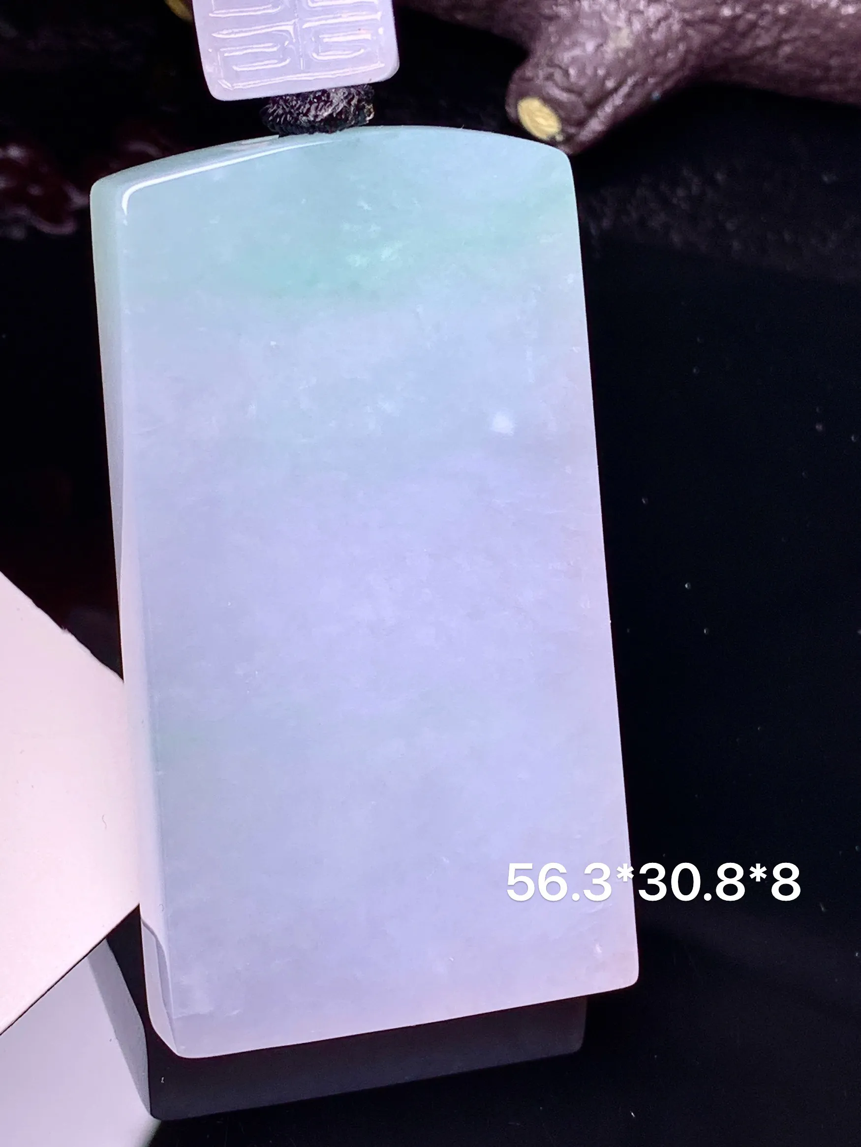 飘绿无事牌吊坠 玉质细腻 色泽清新艳丽 整体尺寸56.3*30.8*8