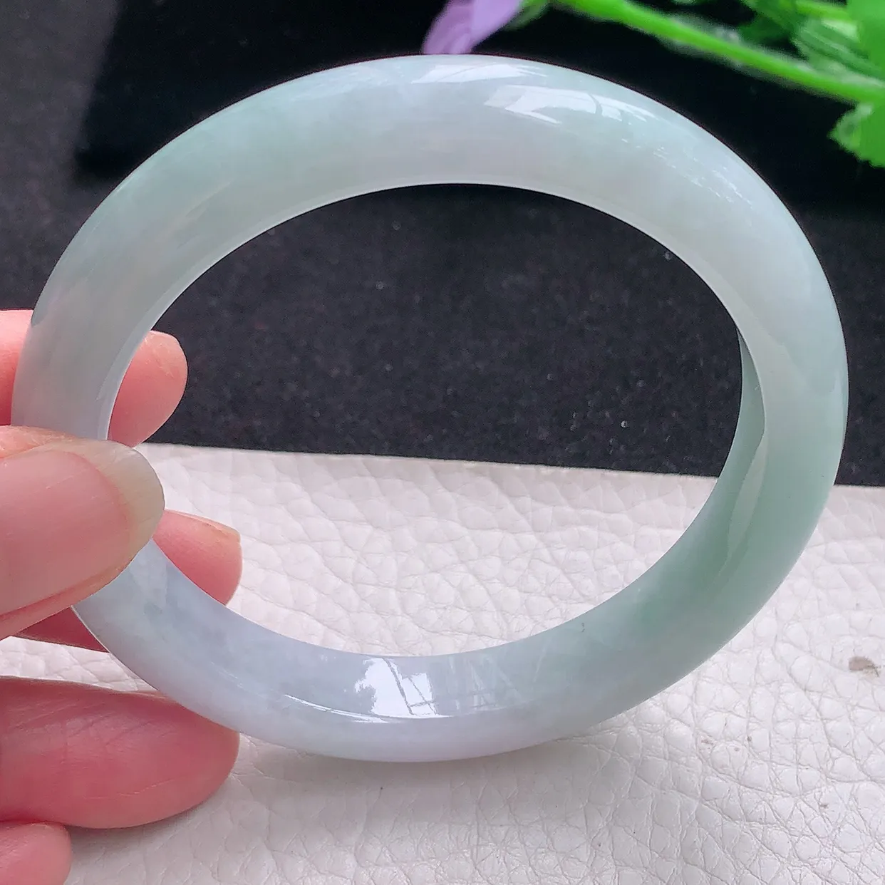 n自然光58*11*8.3平安镯 翡翠A货玉手镯浅绿清新宽边玉手环