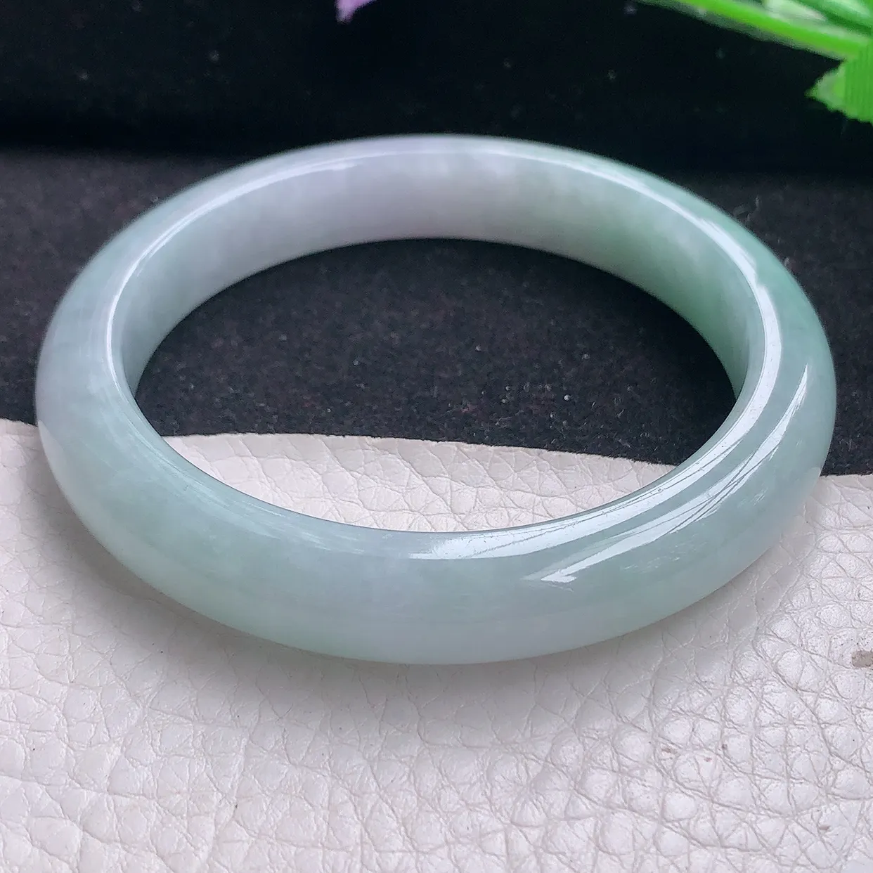 n自然光58*11*8.3平安镯 翡翠A货玉手镯浅绿清新宽边玉手环