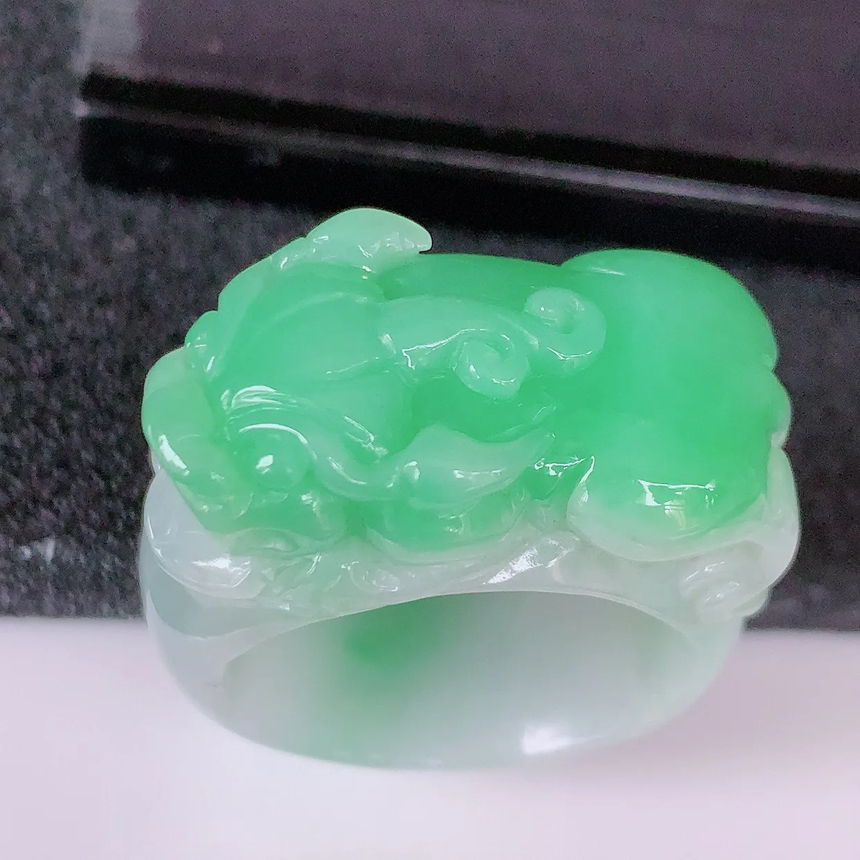 自然光实拍，貔貅扳指，20mm内径飘绿翡翠扳指，冰润指环，玉扳指，戒指，财源滚滚，玉质细腻起胶，23圈口，种水好！#1.20尺寸20-32.5*13.8*8.2