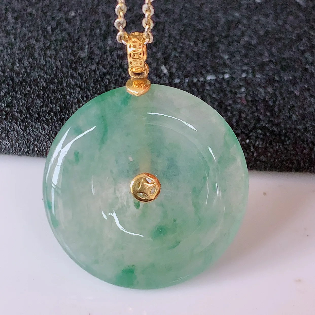 18K金镶嵌冰种飘花翡翠平安扣吊坠，水润光泽，寓意平平安安，佩戴时尚漂亮！#24.20整体28.5*23*4.5裸石23-23