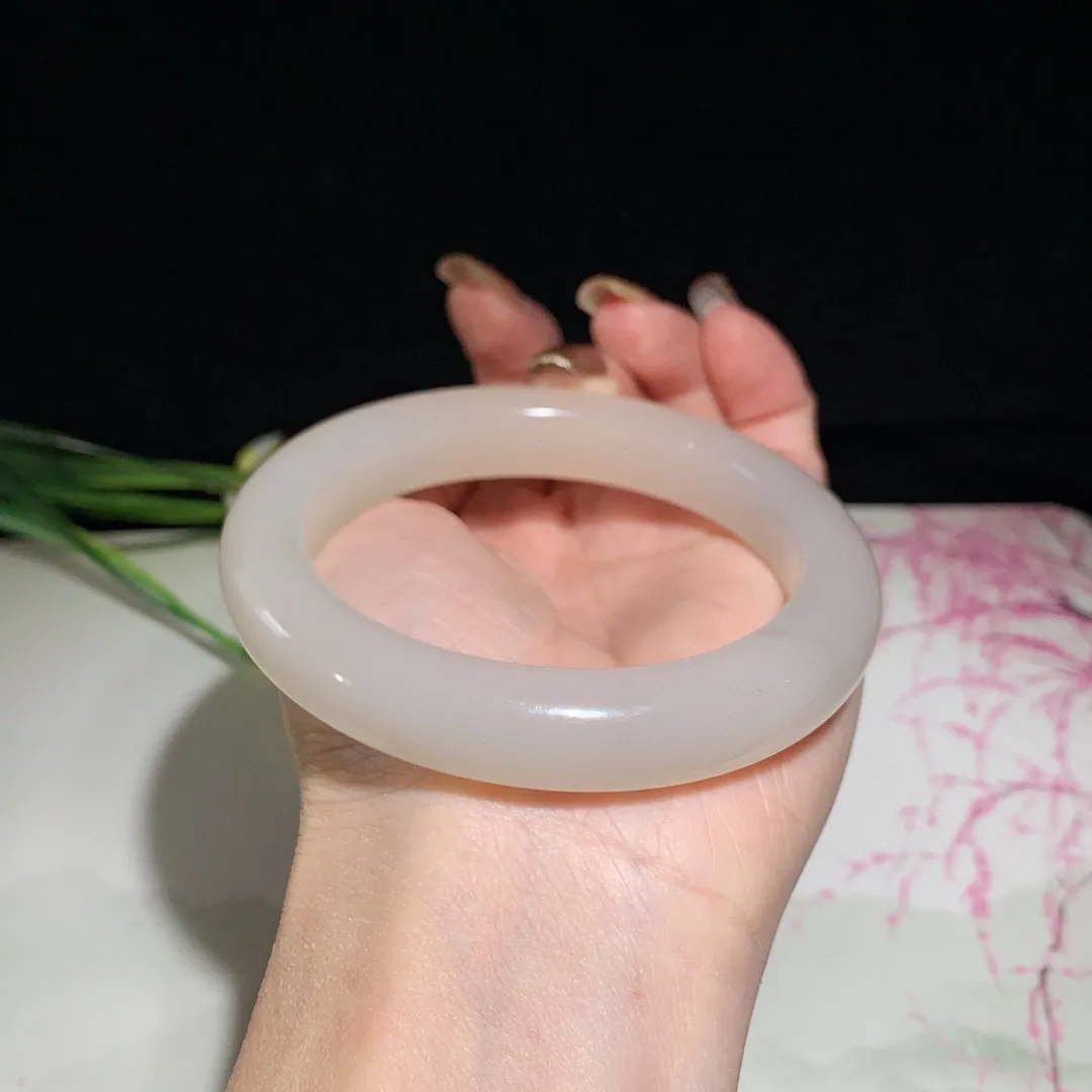 和田玉59圈口藕粉色手镯！玉质细腻油润 底色纯净 无裂无杂 脂粉好，品质好！