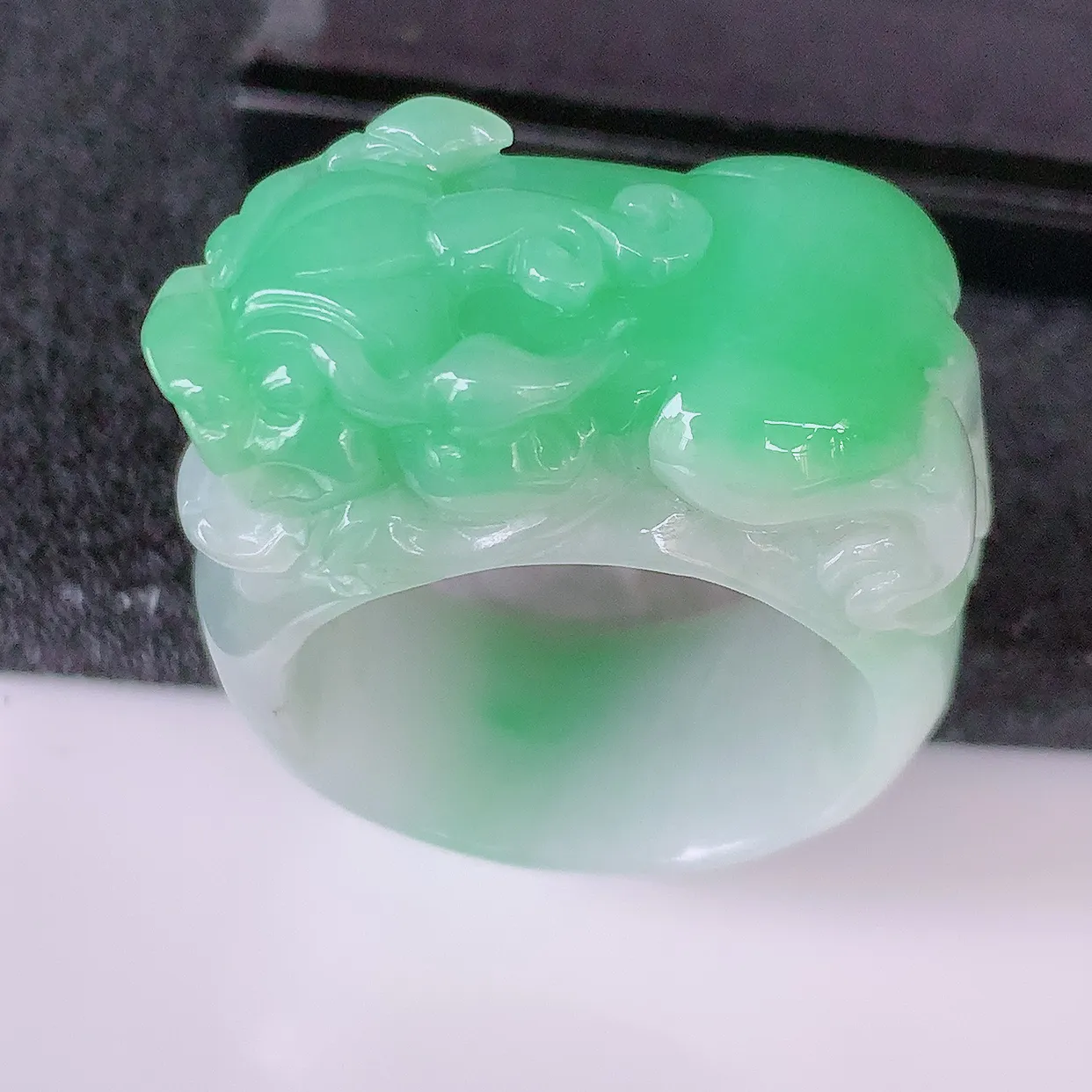 自然光实拍，貔貅扳指，20mm内径飘绿翡翠扳指，冰润指环，玉扳指，戒指，财源滚滚，玉质细腻起胶，23