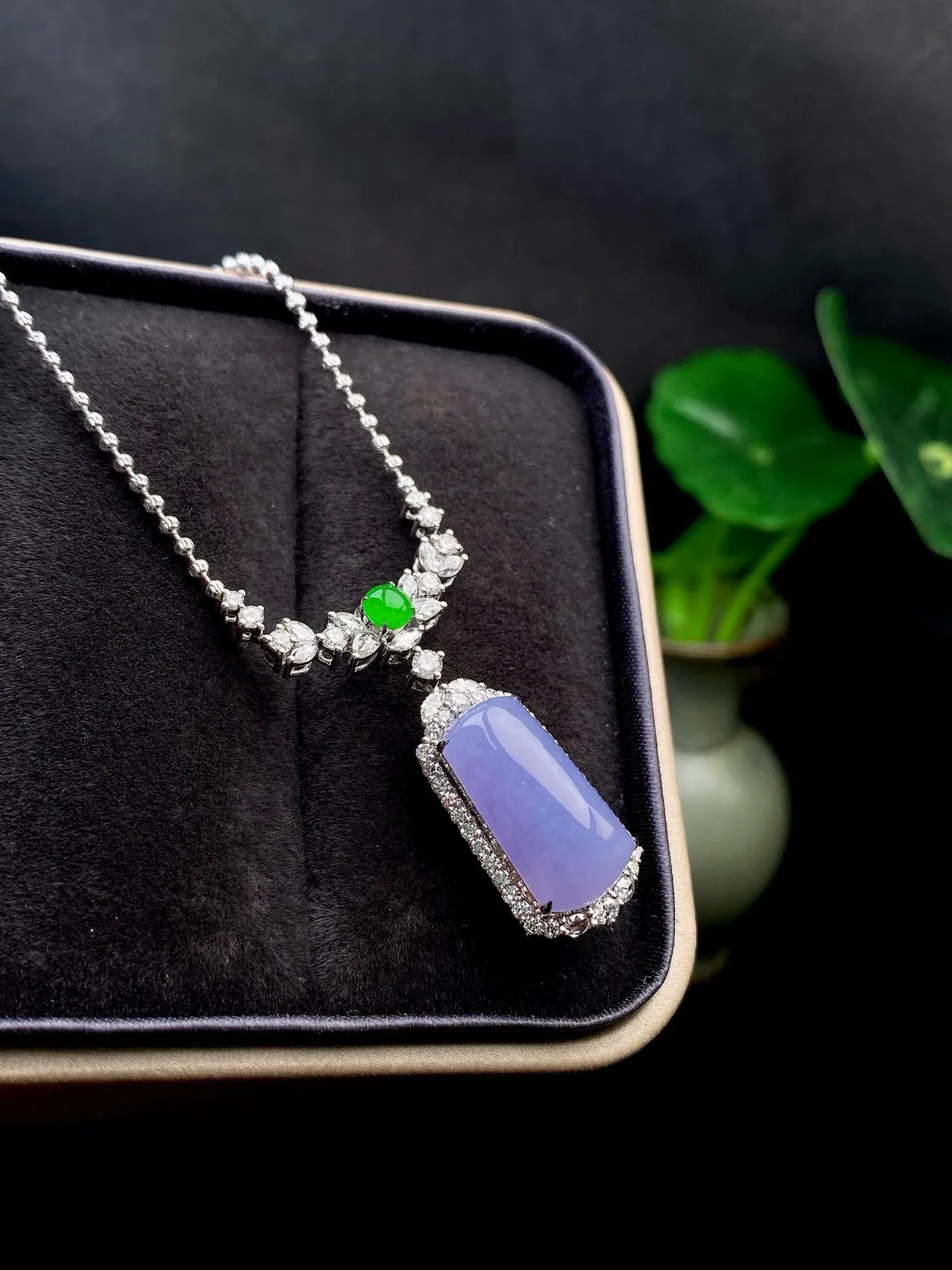 【冰种紫无事牌吊坠】质地细腻，光泽度不错，18k金钻镶嵌，裸石尺寸15.8*8.2*5毫米