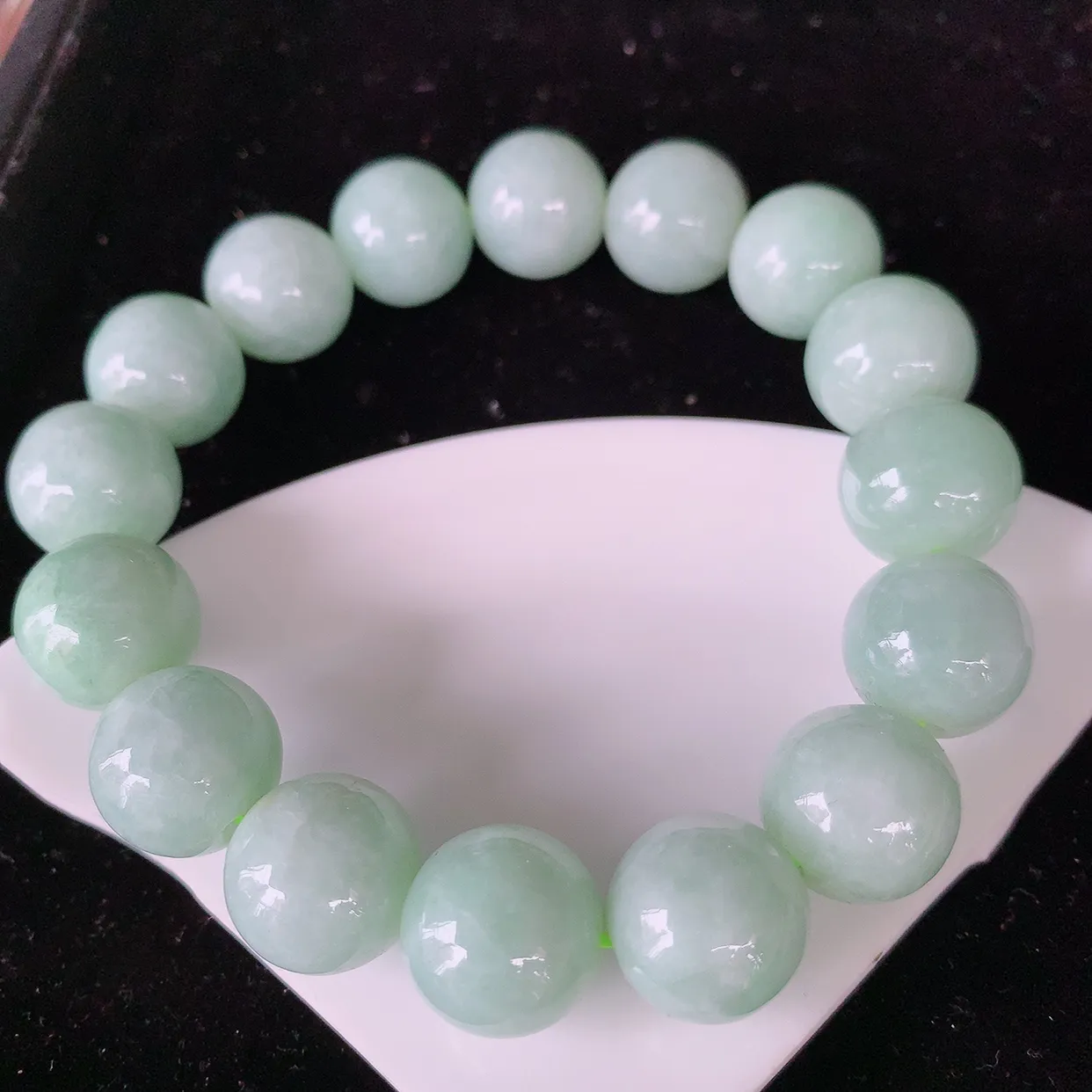 自然光实拍，大颗冰润底色翡翠手串手链，种老水足，冰清玉润  颜色漂亮  #001.1取一尺寸13.5mm